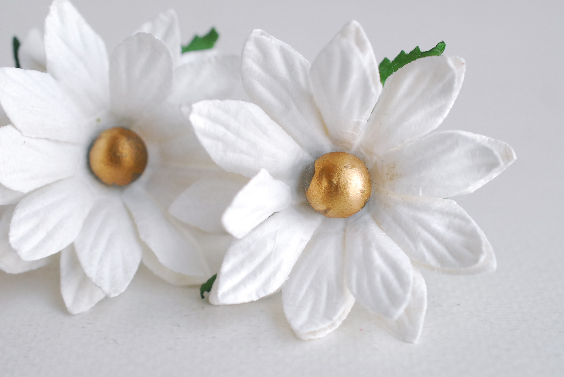 ดอกไม้กระดาษสา ดอกไม้ประดิษฐ์จากกระดาษสา ดอกเดซี่ เกสรสีทอง ดอกไม้กระดาษสาขายส่ง ดอกไม้ประดิษฐ์ ดอกไม้ทำข้อมือเพื่อนเจ้าสาว ดอก daisy ขนาด 5cm. จำนวน 25 ดอก สีขาว Paper Flower, 25 Daisy Flowers, ivory color, size 5 cm., golden pollen.