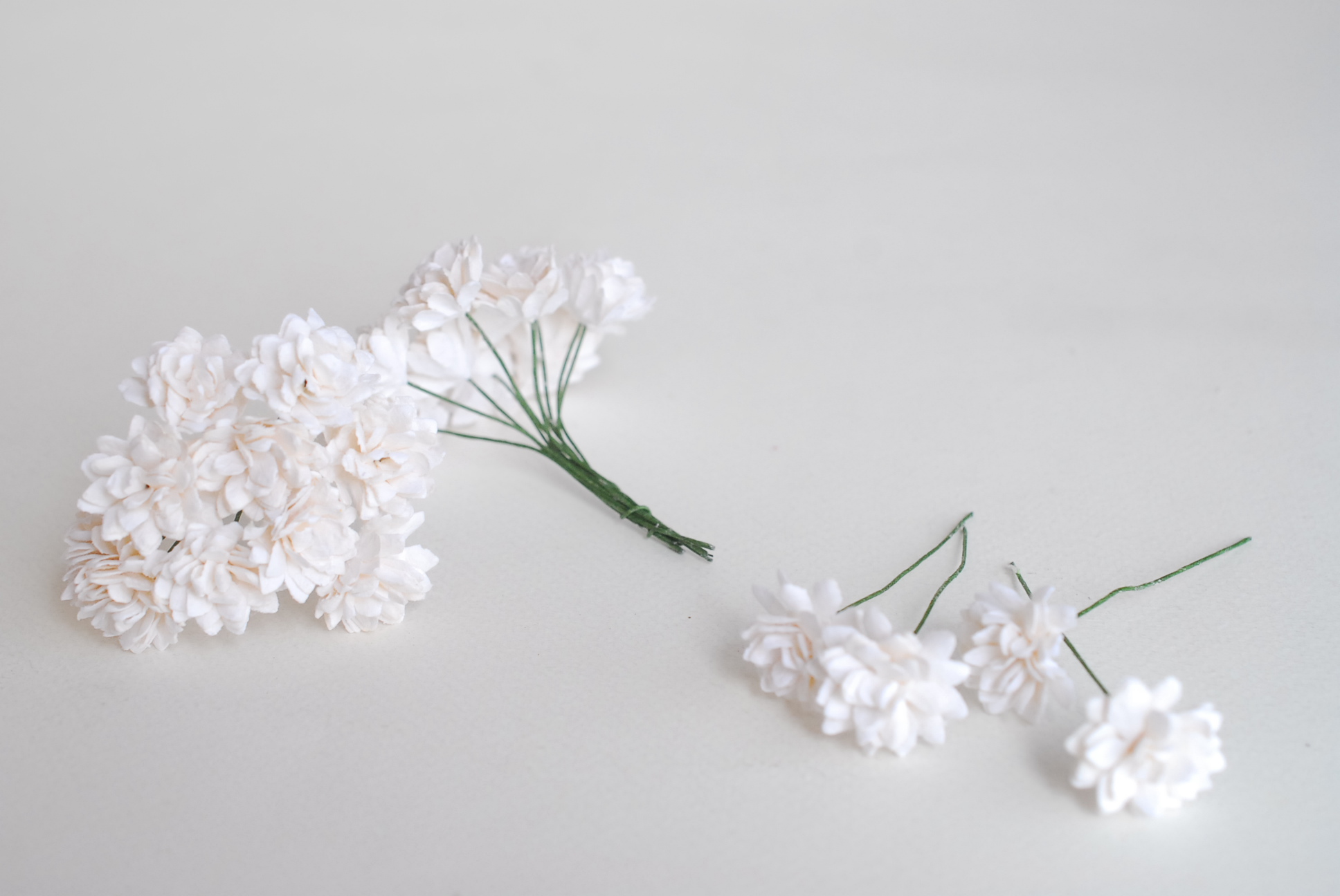 ดอกไม้ประดิษฐ์, ดอกไม้กระดาษสา, ดอก gypsophila, ดอกยิปโซ งานประดิษฐ์ตกแต่งของชำร่วย, ดอกไม้ทำพานพุ่ม,พานพวงมาลัย, พานรับไหว้, ขนาด 2 cm. สีขาว