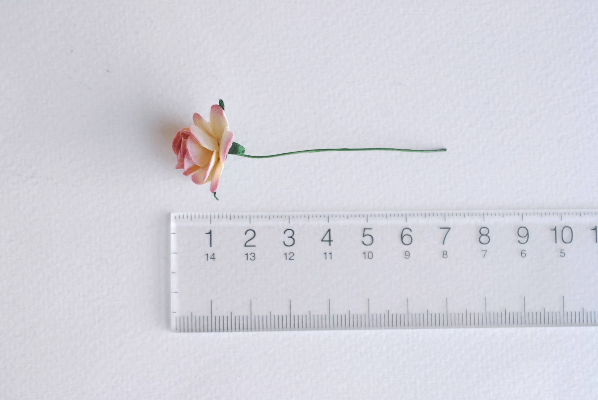 ดอกไม้กระดาษสา ราคาส่ง, ดอกกุหลาบกระดาษสา ดอกไม้ประดิษฐ์ ตกแต่งงานแต่งงาน ขนา่ด 2.00 cm., สำหรับของชำร่วย, งานแต่งงาน, ดอกไม้ทำข้อมือเจ้าสาว Paper flower,50 Pieces mulberry rose, 2 cm. pink berry brush color.