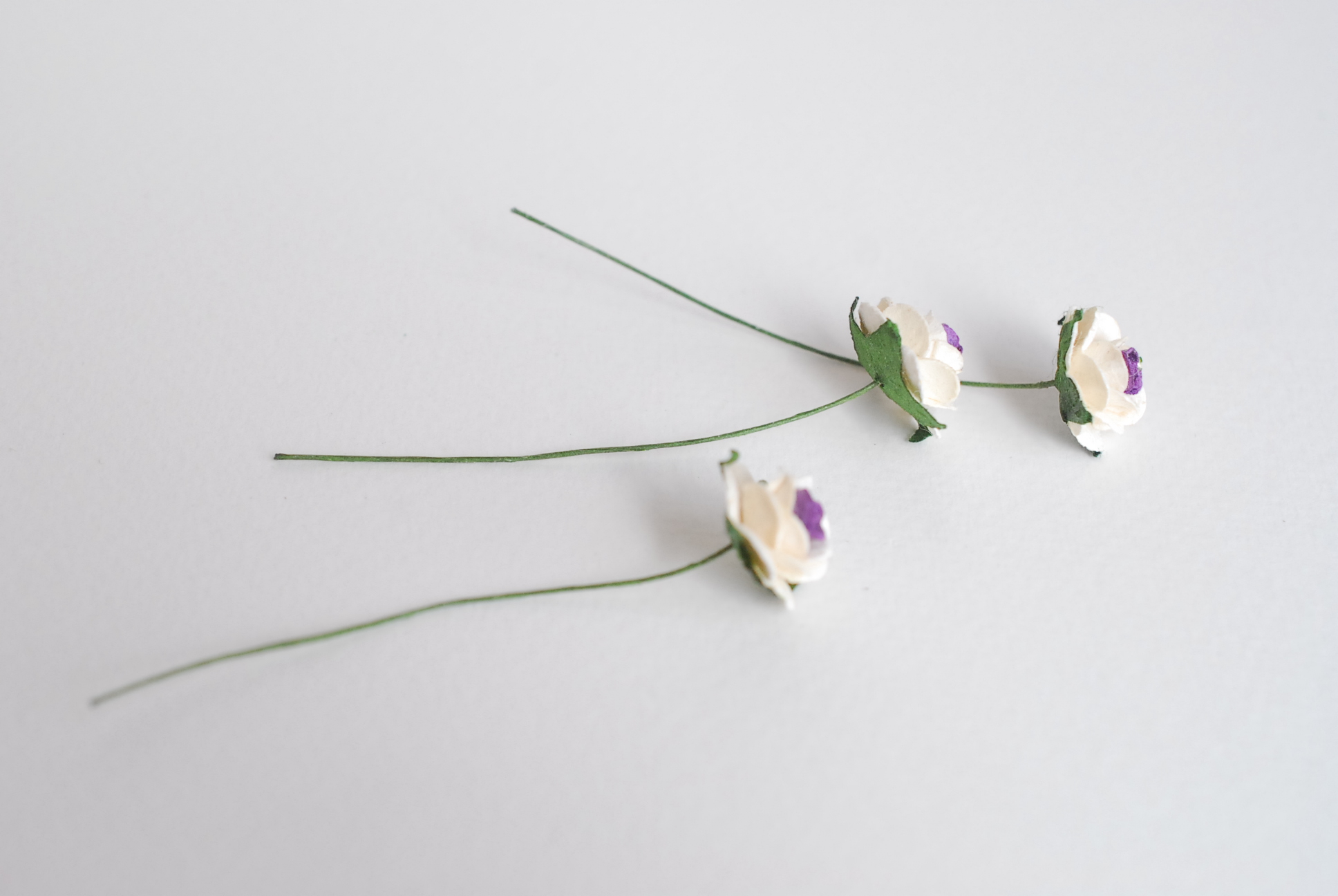 ดอกไม้กุหลาบกระดาษสา, ดอกกุหลาบจิ๋ว, ดอกไม้กระดาษสาขายส่ง สีม่วงจุด- ขาว ขนาด 1.5 cm. จำนวน 100 ดอก Paper Flowers size 1.5 cm., mini roses purple–white color, 100 pcs.