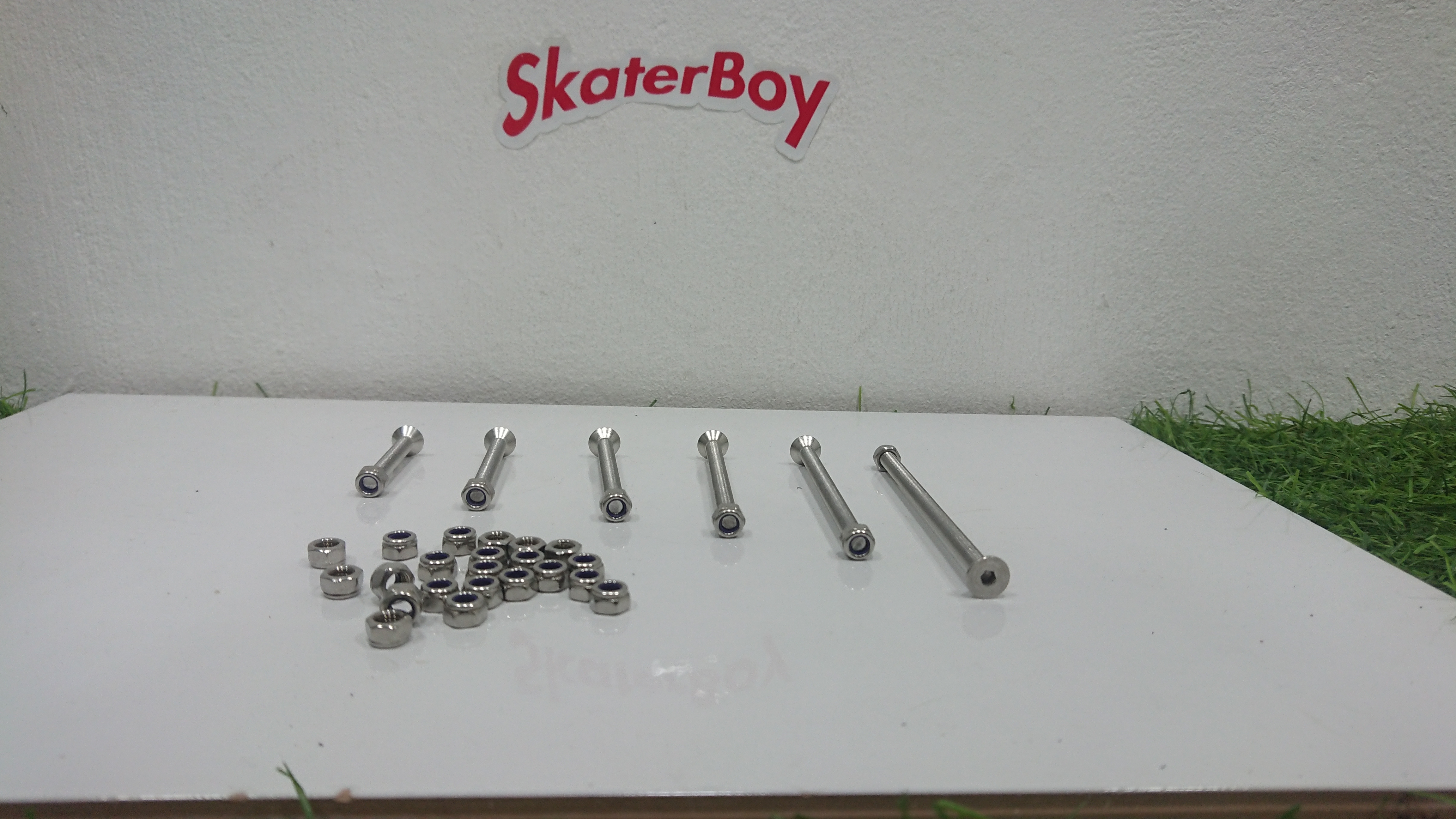 [0309] น็อตยึดทรัค stainless steel ยาว 70-100mm ตัวผู้พร้อมตัวเมีย ไม่เป็นสนิม (ตัวเมียเล็ก)