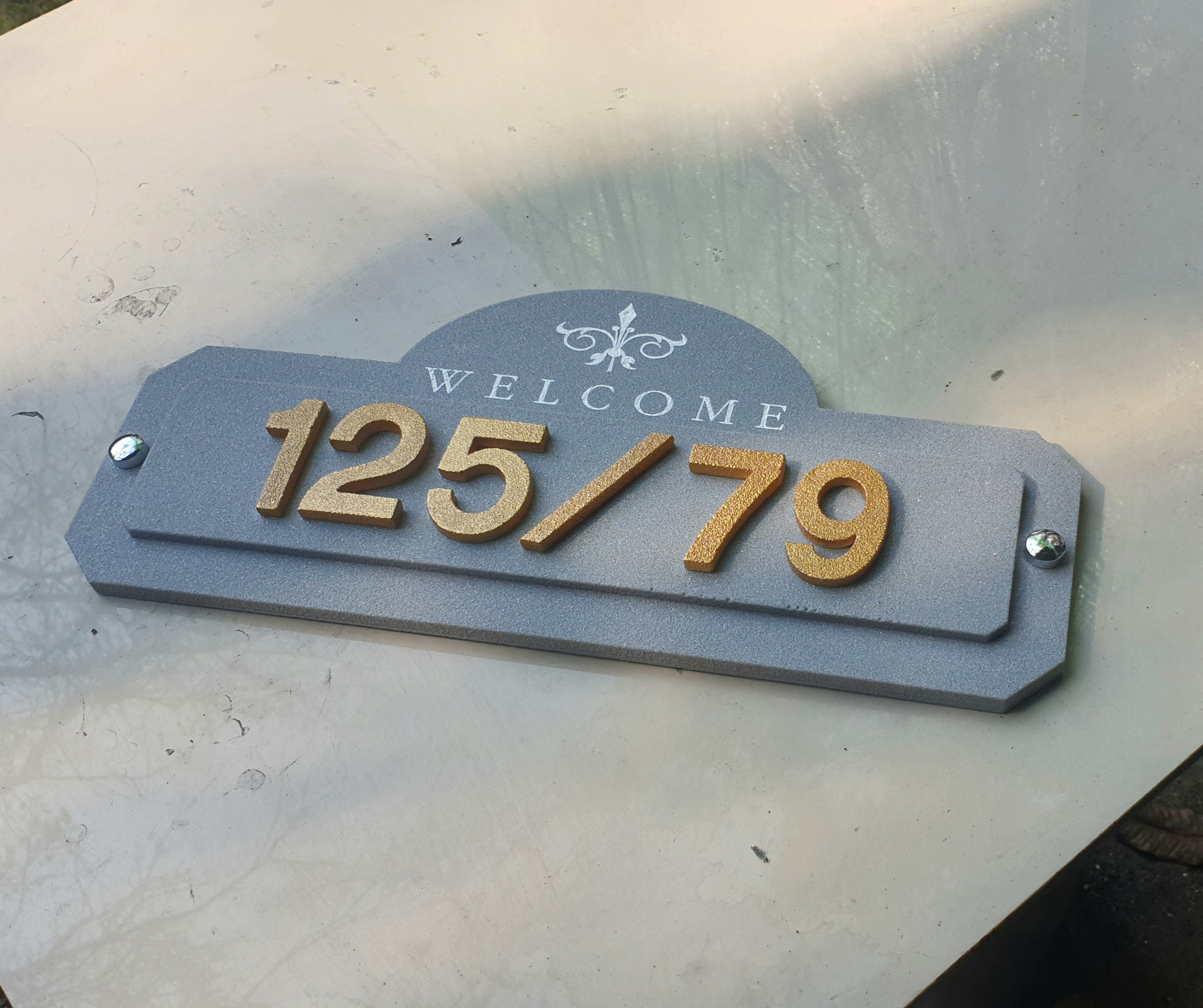 ป้ายบ้านเลขที่ welcome สีเทา 125 ทับ 79 ตัวเลขสีทอง