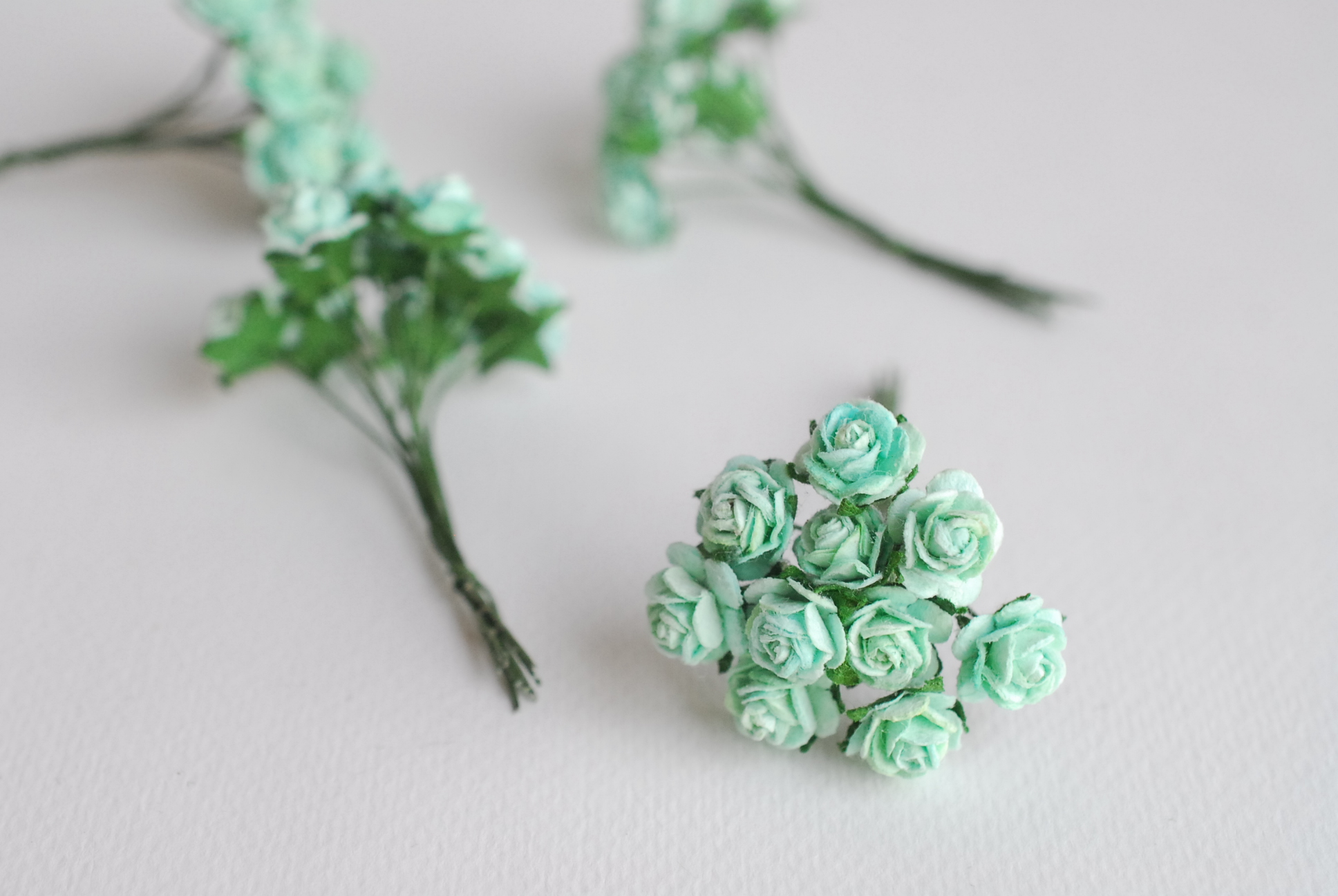 ดอกไม้กระดาษสาสำหรับตกแต่ง ของชำร่วย ดอกกุหลาบ กระดาษสา สีมิ้น #166 ขนาด 1 cm. จำนวน 100 ดอก/1 ถุง