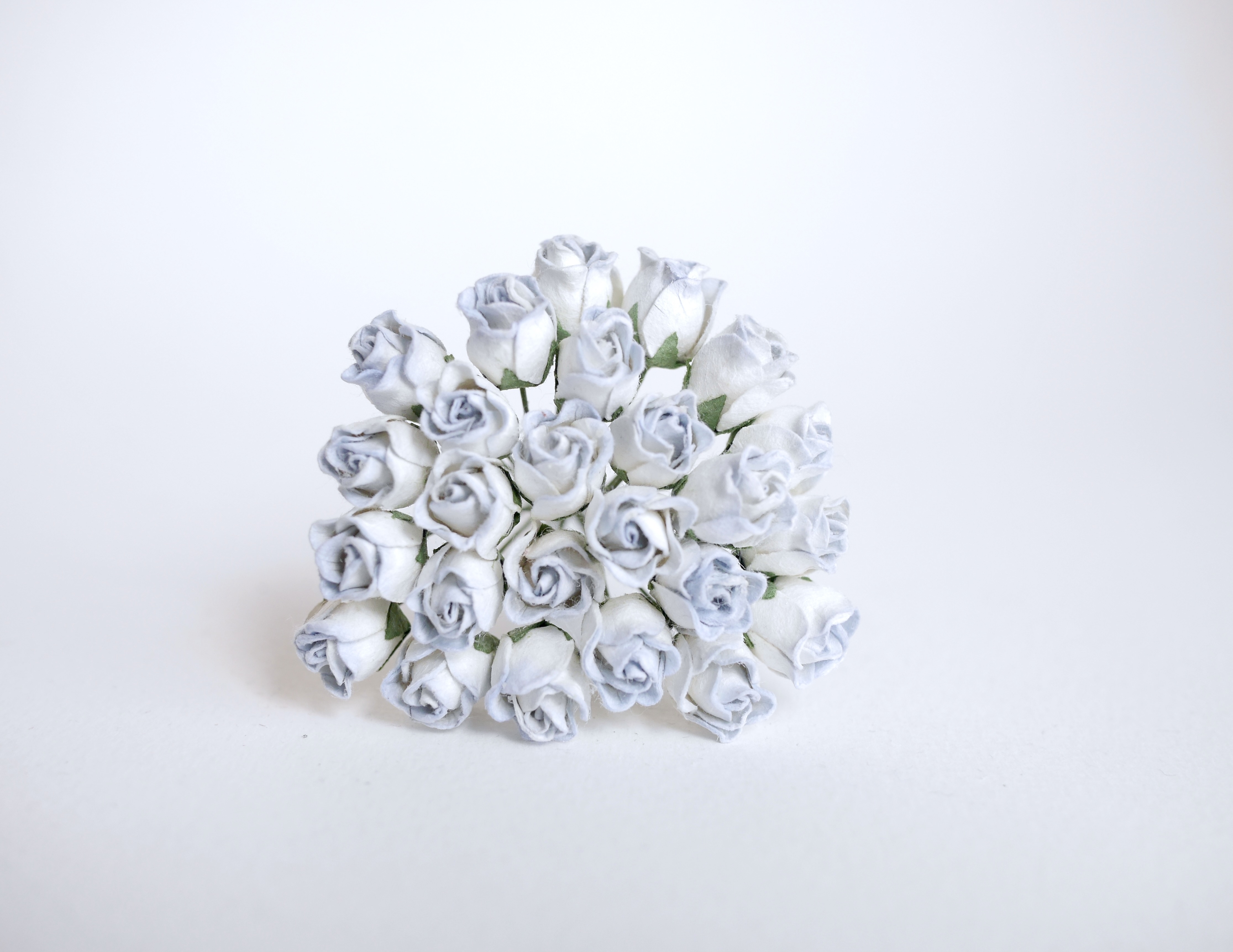 ดอกไม้กระดาษสา ดอกไม้กระดาษสา งานประดิษฐ์ ดอกไม้ทำข้อมือเพื่อนเจ้าสาว แต่งงาน, ดอกกุหลาบตูม 0.8x1 cm. 25 ดอก สีฟ้าอ่อนปัด paper flowers, budding roses flower 0.8x1 cm. 25 pieces pale blue brush color.