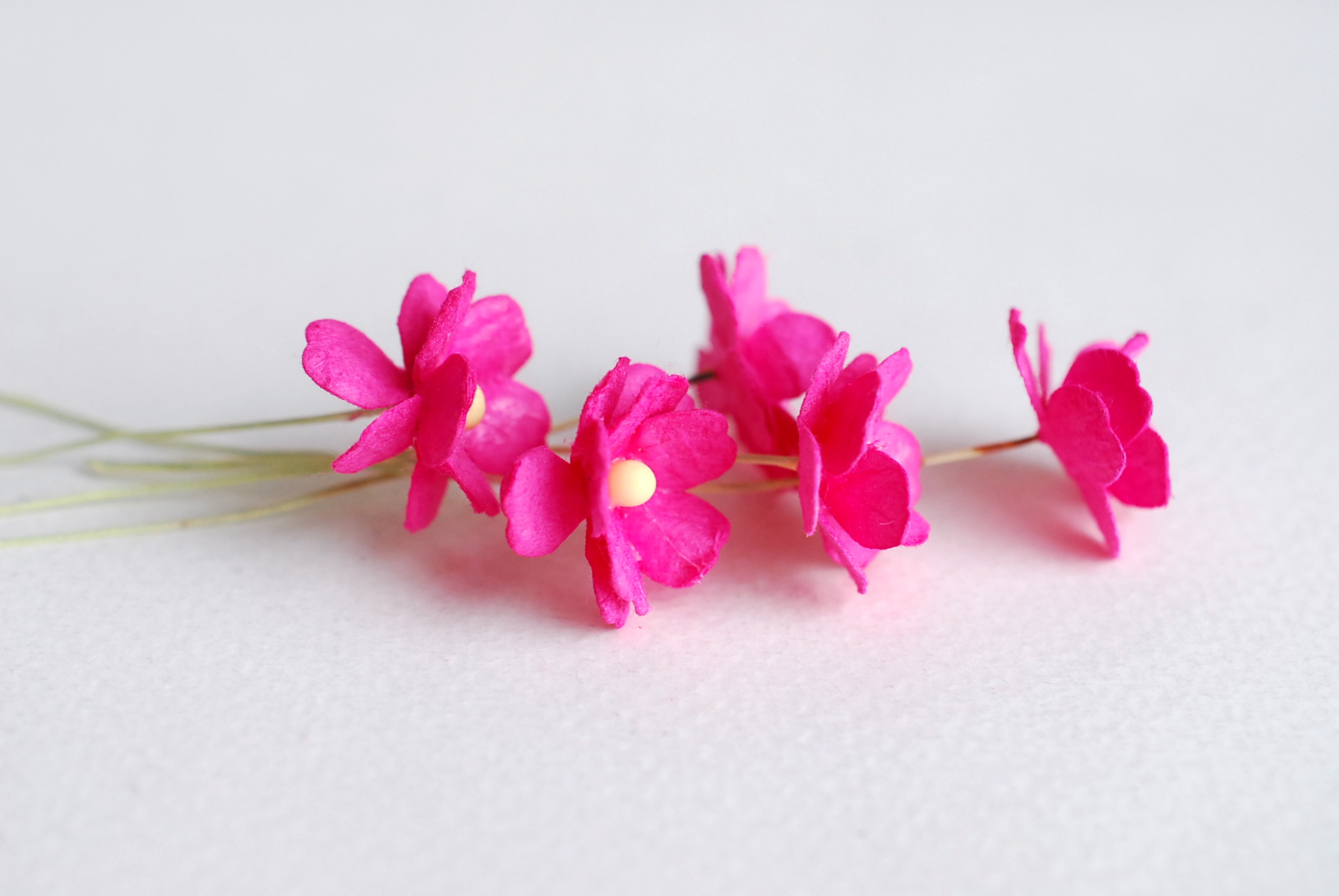 ดอกไม้กระดาษสา ราคาส่ง, ดอกไฮเดรนเยียกระดาษสา ดอกไม้ประดิษฐ์ ตกแต่งงานแต่งงาน ประดิษฐ์ข้อมือเพื่อนเจ้าสาว ขนา่ด 1.5 cm., สำหรับของชำร่วย, งานแต่งงาน, ดอกไม้ทำข้อมือเจ้าสาว สีชมพูบานเย็น จำนวน 100 ดอก Paper flower,100 Pieces mulberry hydrangea magenta colo