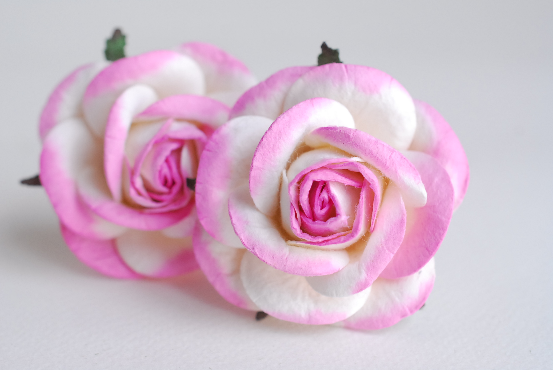 ดอกไม้กระดาษสา ดอกไม้กุหลาบกระดาษ ดอกไม้ประดิษฐ์ ดอกกุหลาบสีชมพูปัด งานแต่งงาน ตกแต่งของชำร่วย, งานแต่งงาน สีชมพูปัดขาว ขนา่ด 4.5 cm., Paper flower,20 Pieces mulberry rose, 4.5 cm. pink brush white color.