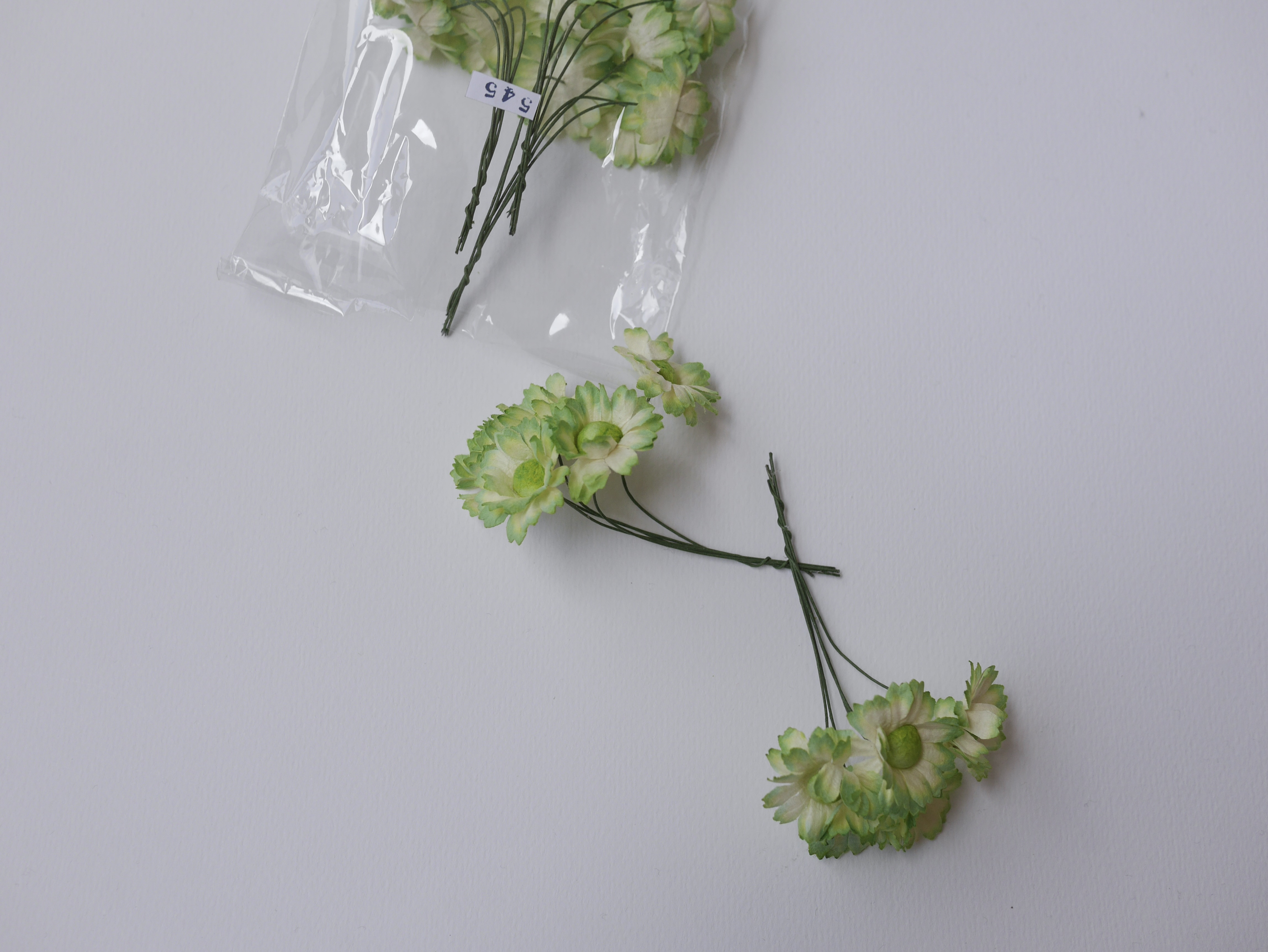 ดอกไม้กระดาษสา ดอกไม้ประดิษฐ์จากกระดาษสา ดอกเดซี่ เกสรสีทอง ดอกไม้กระดาษสาขายส่ง ดอกไม้ประดิษฐ์ ดอกไม้ทำข้อมือเพื่อนเจ้าสาว ดอก daisy ขนาด 3 cm. จำนวน 25 ดอก สีเขียว Paper Flower, 25 Daisy Flowers, green color, size 3 cm., green pollen.