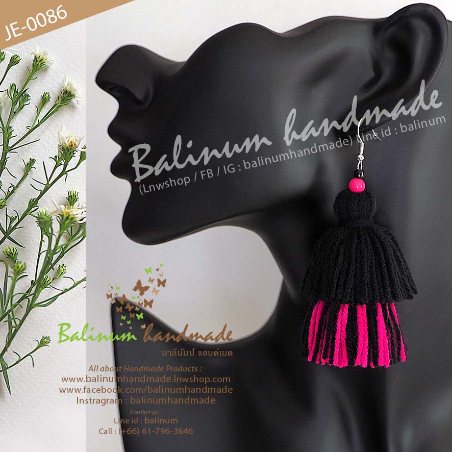 ต่างหูแฮนด์เมด โดย บาลีนัมป์ แฮนด์เมด สไตล์โบฮีเมียน ประดับพู่ไหมพรมสองชั้น และลูกปัด ดูเก๋และสวยงามมากค่ะ ดำ, ชมพู (Black, Pink)
