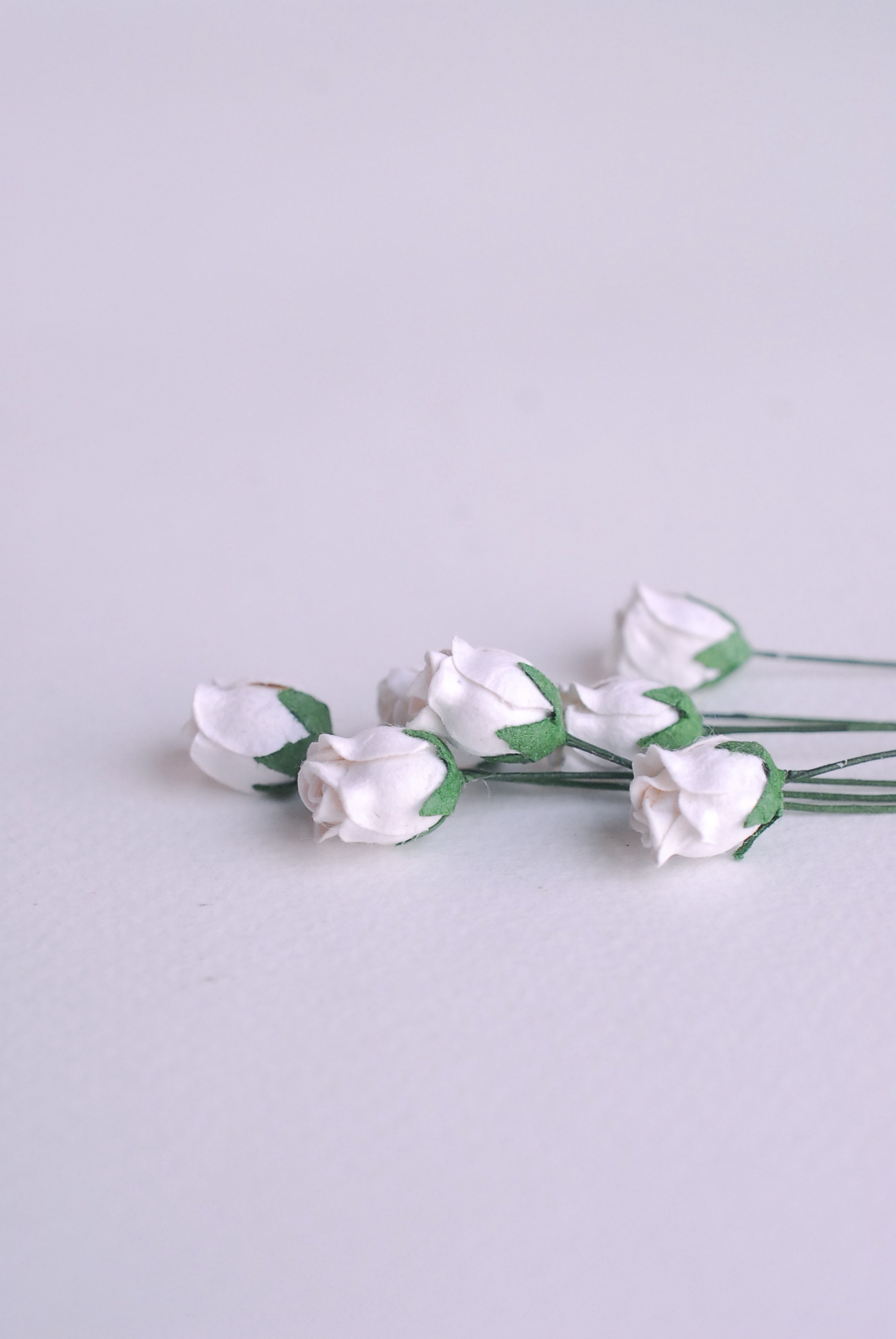 ดอกไม้กระดาษสา ดอกไม้กระดาษสา จตุจักร งานประดิษฐ์ ดอกไม้ทำข้อมือเพื่อนเจ้าสาว แต่งงาน, ดอกกุหลาบตูม 0.8x1 cm. 25 ดอก สีขาว paper flowers, budding roses flower 0.8x1 cm. 25 pieces white color.