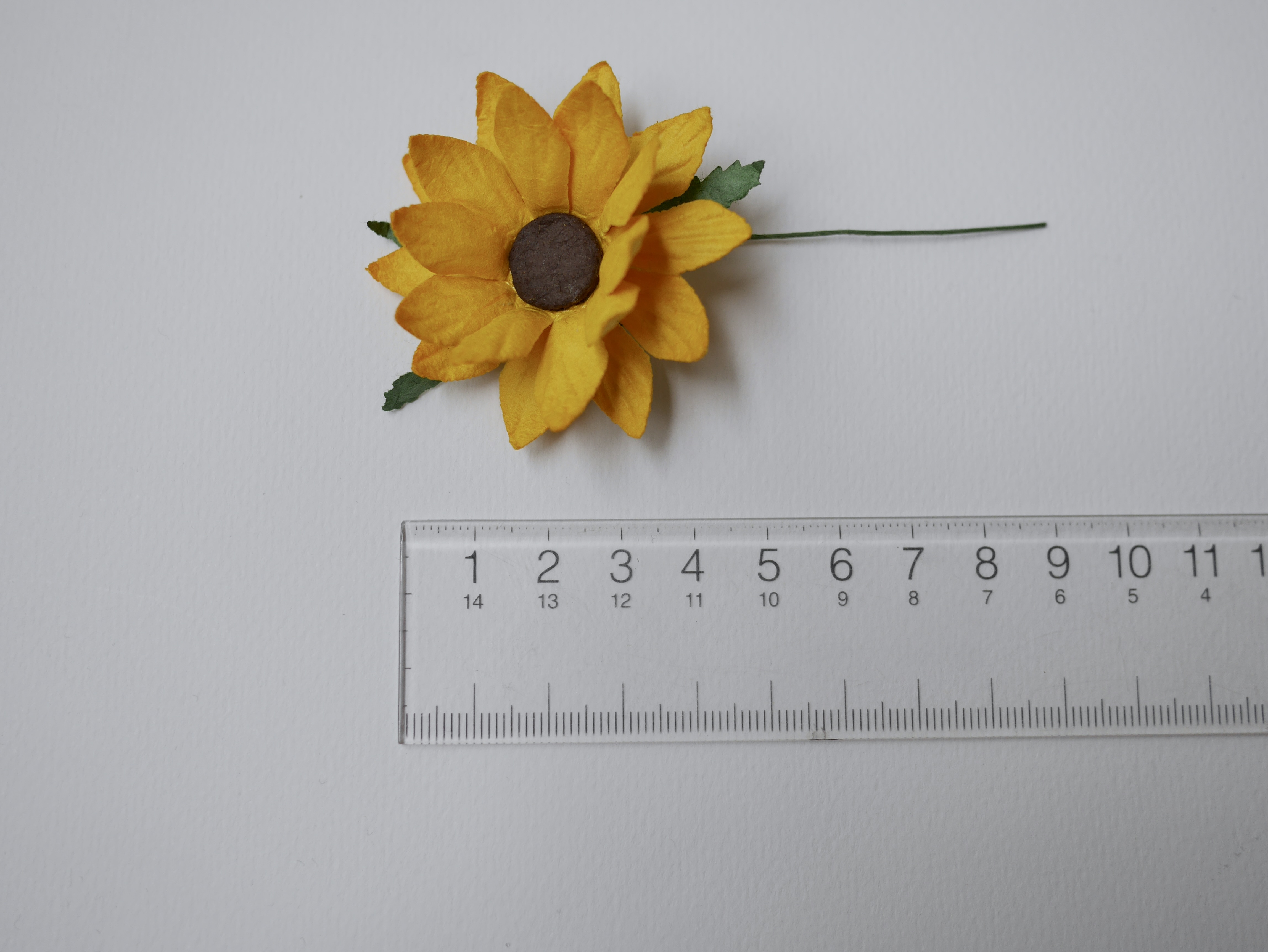 ดอกไม้กระดาษสา ดอกไม้ประดิษฐ์จากกระดาษสา ดอกเดซี่ เกสรสีทอง ดอกไม้กระดาษสาขายส่ง ดอกไม้ประดิษฐ์ ดอกไม้ทำข้อมือเพื่อนเจ้าสาว ดอก daisy ขนาด 5cm. จำนวน 25 ดอก สีเหลือง Paper Flower, 25 Daisy Flowers, yellow color, size 6 cm., brown pollen.