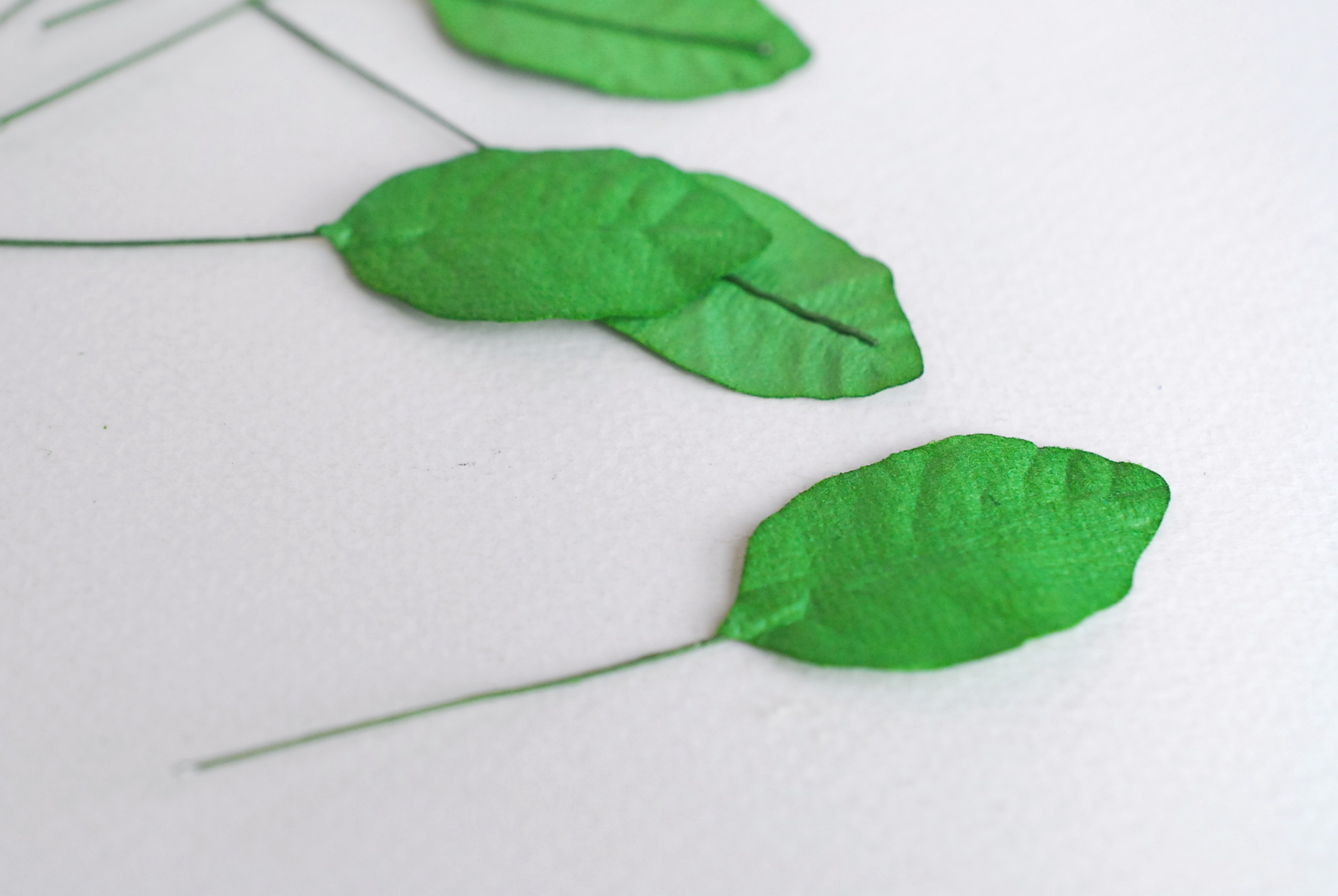 ใบไม้กระดาษ ใบไม้กระดาษสา ราคาส่ง,ใบไม่้กุหลาบกระดาษ สำหรับดอกมะลิกระดาษสา ใบไม้ประดิษฐ์ สำหรับตกแต่ง หรืองานแต่งงาน สีเขียวกลาง ขนาด 3.5x2.5 cm. จำนวน 50 ใบ