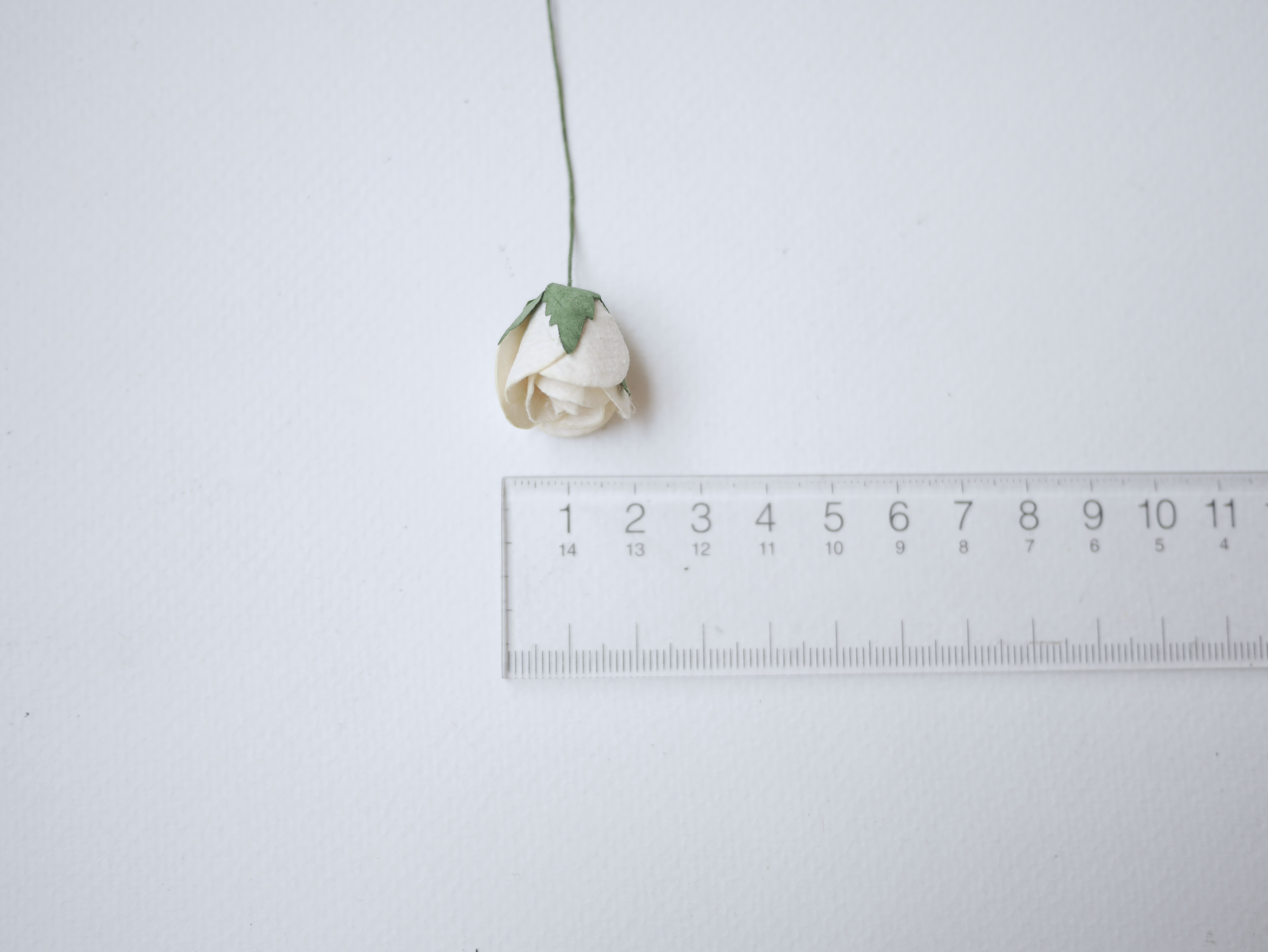 ดอกไม้กระดาษสา ดอกไม้กระดาษสา จตุจักร งานประดิษฐ์ ดอกไม้ทำข้อมือเพื่อนเจ้าสาว แต่งงาน, ดอกกุหลาบตูม 50 ดอก สีครีมอ่อน ขนาด 1.8x2.0 cm. paper flowers, budding roses flower 1.8 x2.0 cm. 50 pieces. pale ivory color