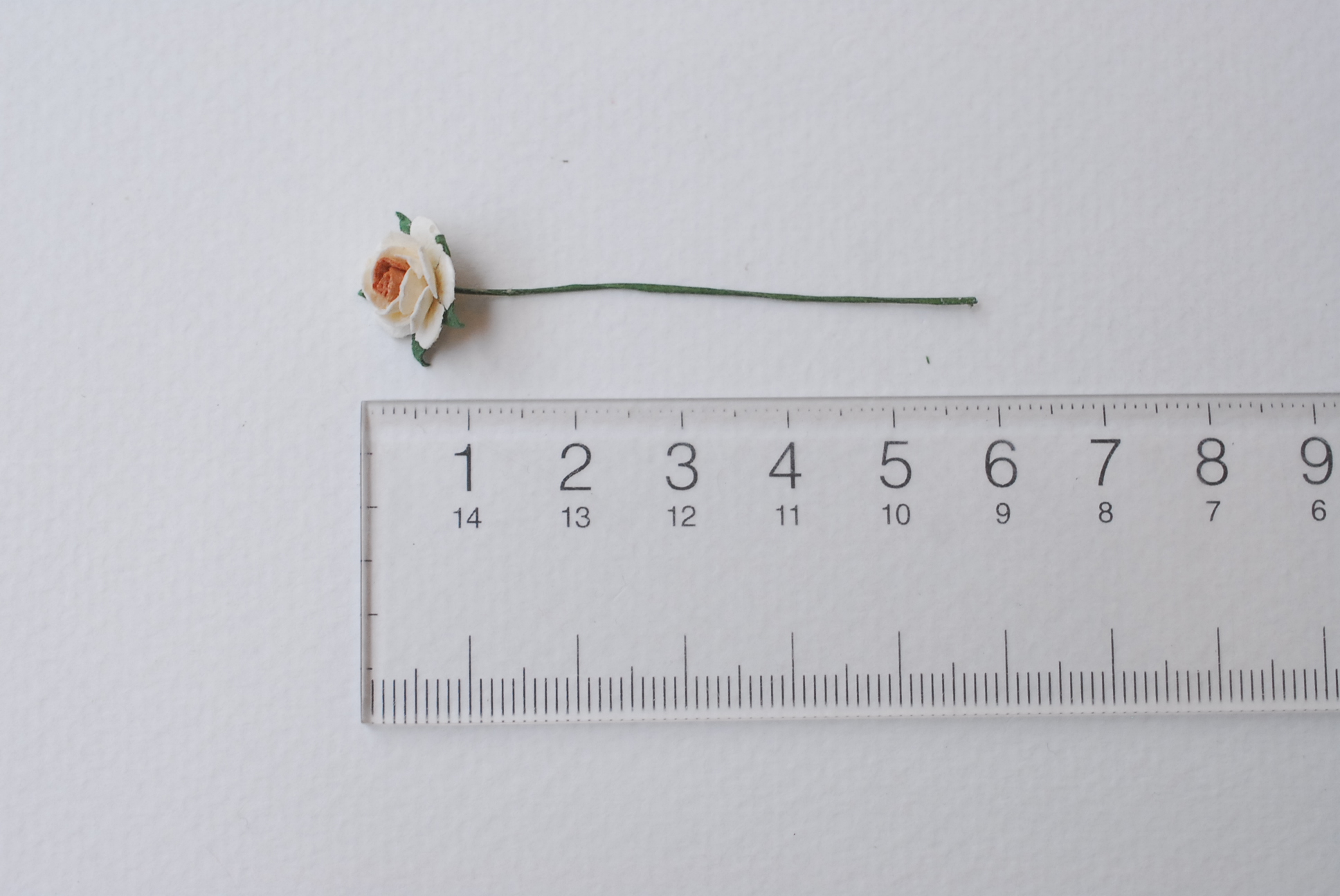 ดอกไม้กระดาษสาสำหรับตกแต่ง ของชำร่วย ดอกกุหลาบ กระดาษสา สีน้ำตาล-ขาว ขนาด 1 cm. จำนวน 100 ดอก/1 ถุง