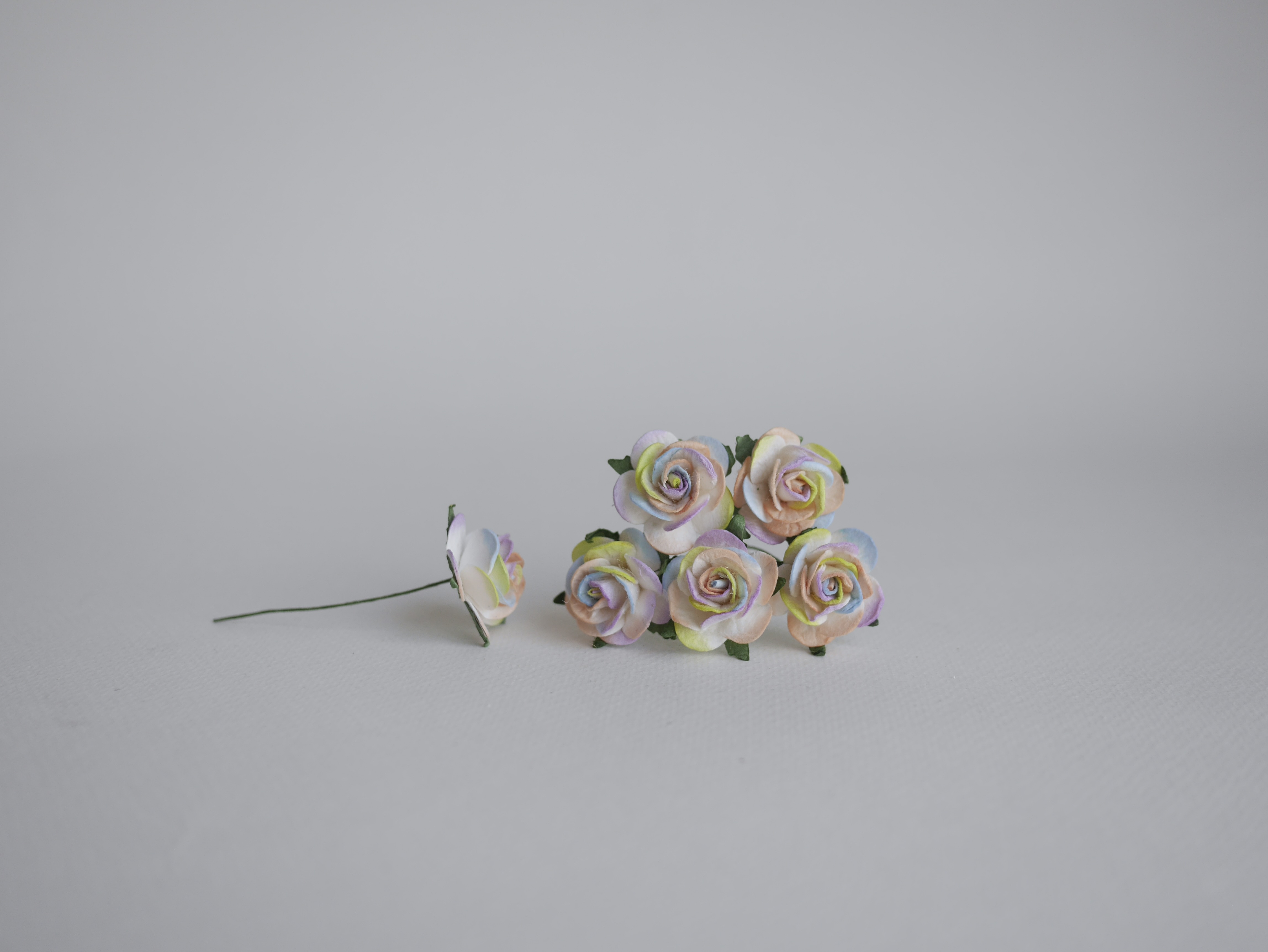 ดอกไม้กระดาษ ดอกไม้กระดาษสา ราคาส่ง,ดอกไม้กุหลาบกระดาษ ดอกกุหลาบกระดาษสา ดอกไม้ประดิษฐ์ สำหรับตกแต่ง หรืองานแต่งงาน สี rainbow ขนาด 2.5 cm. จำนวน 50 ดอก