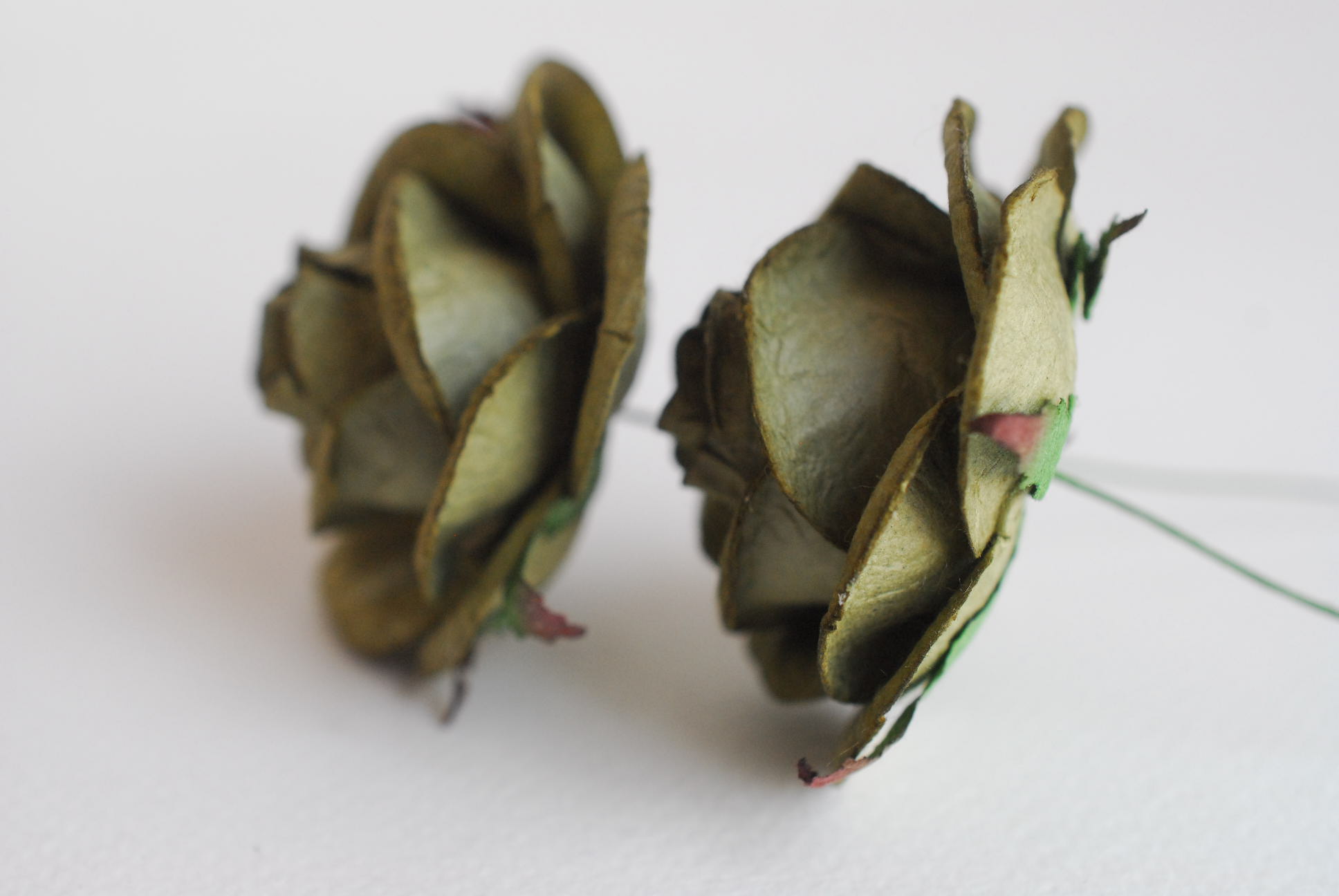 ดอกไม้กระดาษสา ดอกไม้กุหลาบกระดาษ ดอกไม้ประดิษฐ์ ดอกกุหลาบสีเขียวทหารเข้ม งานแต่งงาน ตกแต่งของชำร่วย, งานแต่งงาน สีชมพูปัดขาว ขนา่ด 4.5 cm., Paper flower,20 Pieces mulberry rose, 4.5 cm. dark green army color.