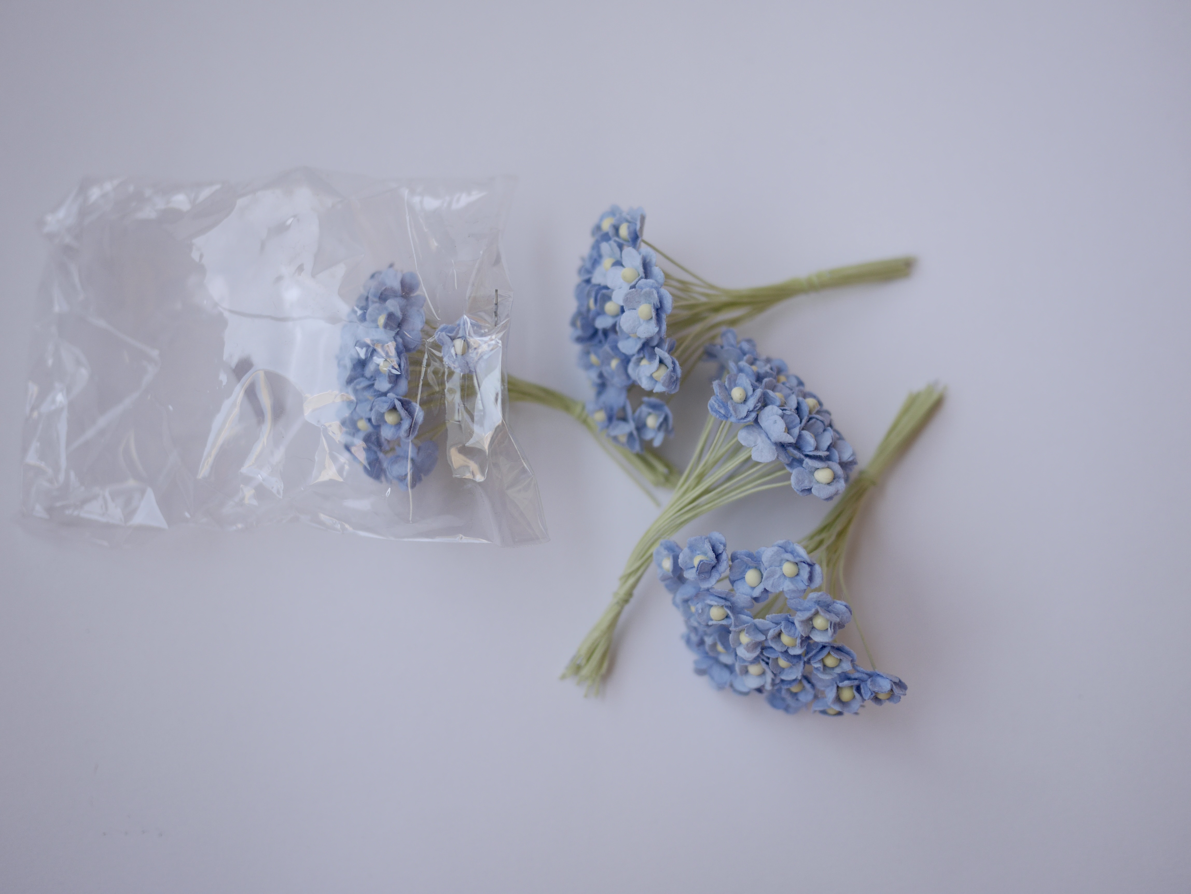 ดอกไม้กระดาษสา ดอกไม้กระดาษสาราคาส่ง ดอกไม้กระดาษสำหรับตกแต่ง งานแต่งงาน หรือติดของชำร่วย ดอก creeping lady 100 ดอก ขนาด 0.8 cm. สีฟ้าตุ่น Small Paper Flower with stem, , 100 pcs., size 0.8 cm., creeping flowers 2 layers, pale blue sky color.