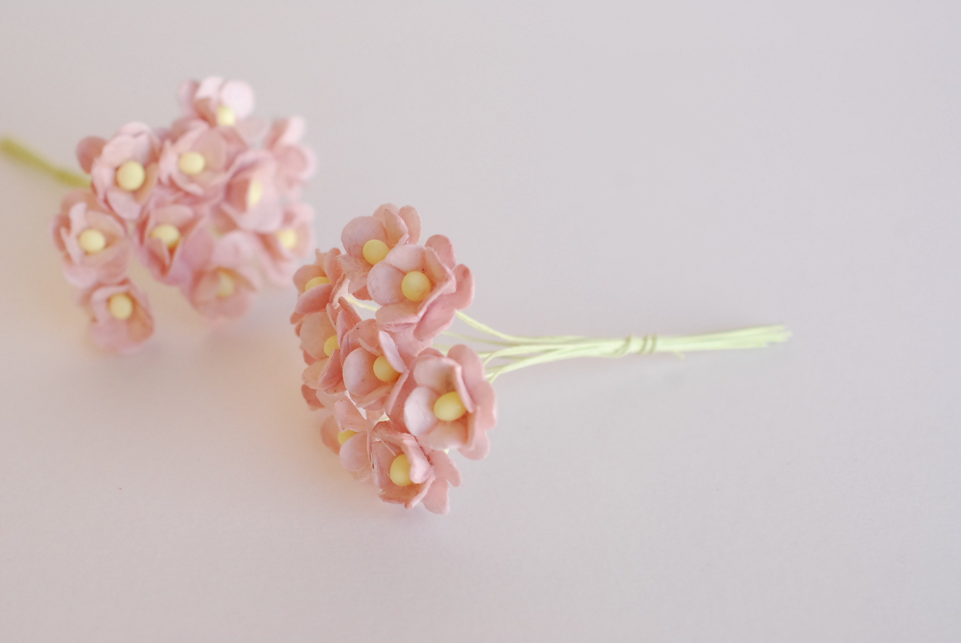 ดอกไม้กระดาษสา ราคาส่ง, ดอกไฮเดรนเยียกระดาษสา ดอกไม้ประดิษฐ์ ตกแต่งงาน ประดิษฐ์ข้อมือ เพื่อนเจ้าสาว ขนาด 1.5 cm., สำหรับของชำร่วย, งานแต่งงาน, ดอกไม้ทำข้อมือเจ้าสาว สีม่วงชมพูอ่อน จำนวน 100 ดอก Paper flower,100 Pieces mulberry hydenyia, plum-pink color.