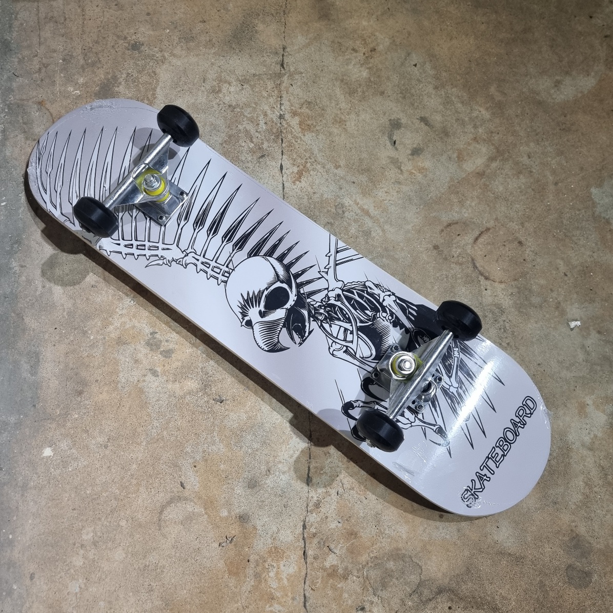 0202 สเก็ตบอร์ดพร้อมเล่น 31inch ไม้เมเปิล แข็งแรงทนทาน ฝึก Ollie ได้