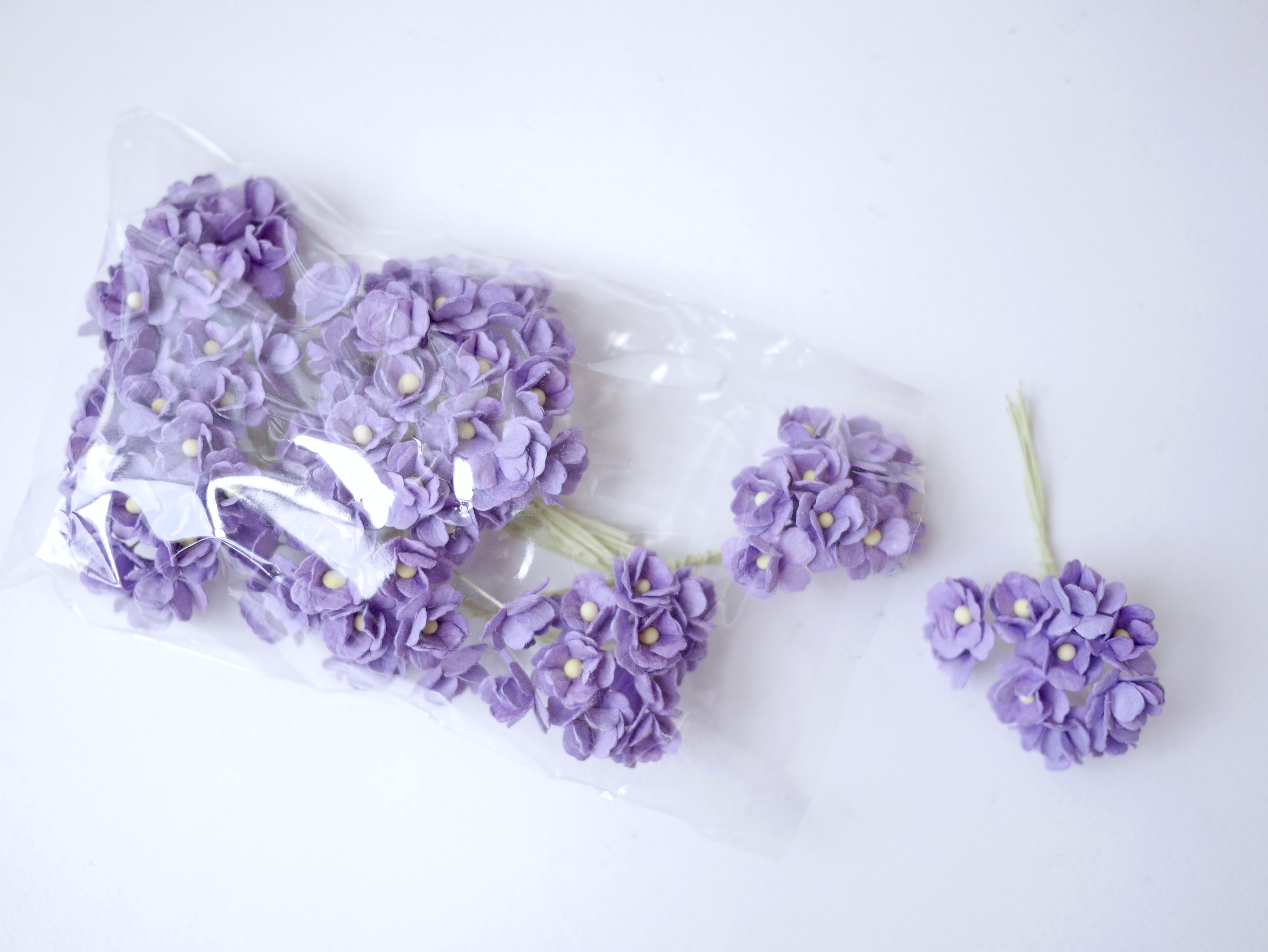 ดอกไม้กระดาษสา ราคาส่ง, ดอกไฮเดรนเยียกระดาษสา ดอกไม้ประดิษฐ์ ตกแต่งงานแต่งงาน ประดิษฐ์ข้อมือเพื่อนเจ้าสาว ขนาด 1.5 cm., สำหรับของชำร่วย, งานแต่งงาน, ดอกไม้ทำข้อมือเจ้าสาว สีม่วงเข้ม จำนวน 100 ดอก Paper flower,100 Pieces mulberry hydenyia, dark purple colo