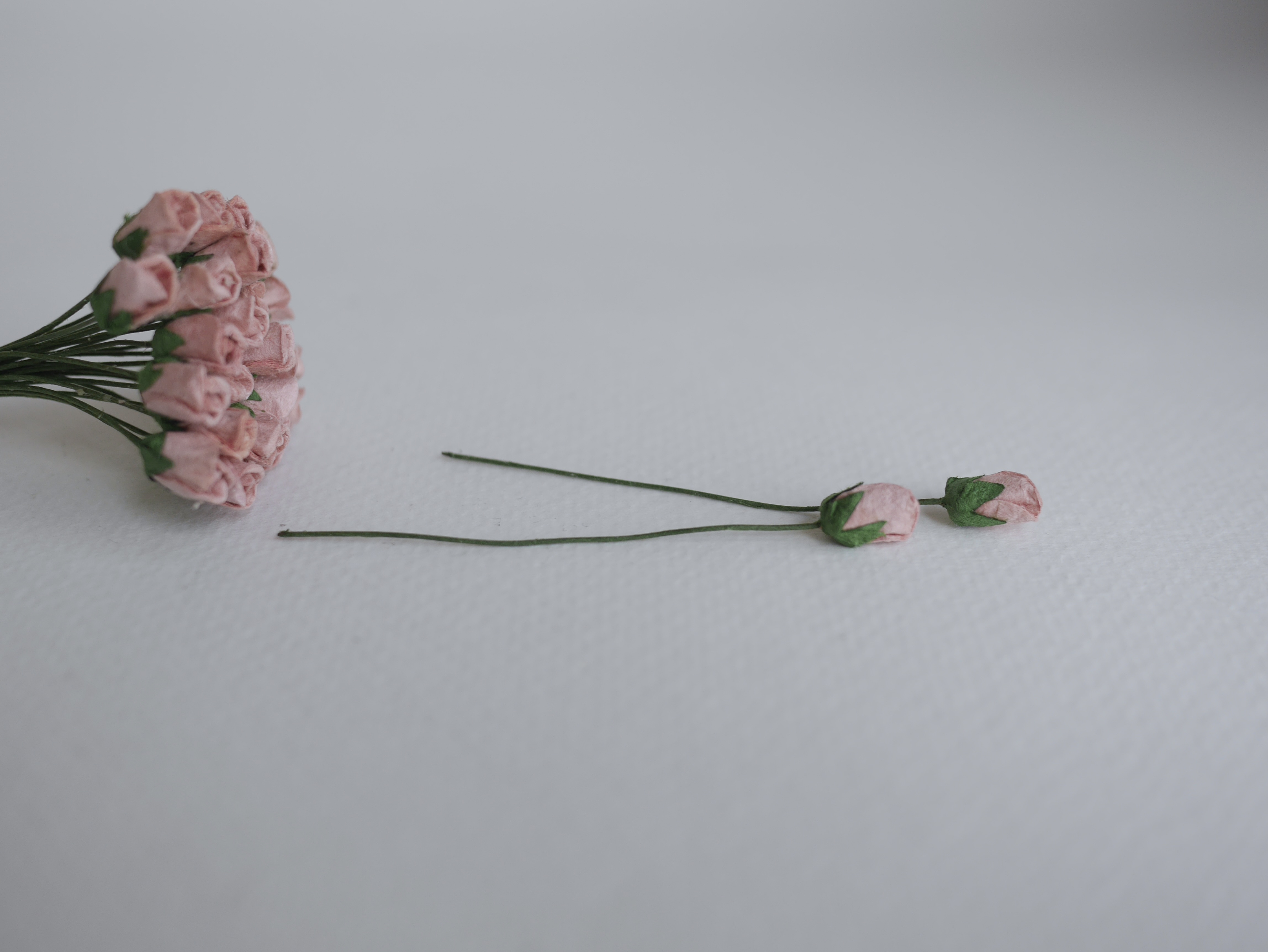 ดอกไม้กระดาษสา ดอกไม้กระดาษสา จตุจักร งานประดิษฐ์ ดอกไม้ทำข้อมือเพื่อนเจ้าสาว แต่งงาน, ดอกกุหลาบตูม 50 ดอก สีชมพูตุ่น ขนาด 0.8x1.5 cm. paper flowers, budding roses flower 0.8 x1.5 cm. 50 pieces. maroon color