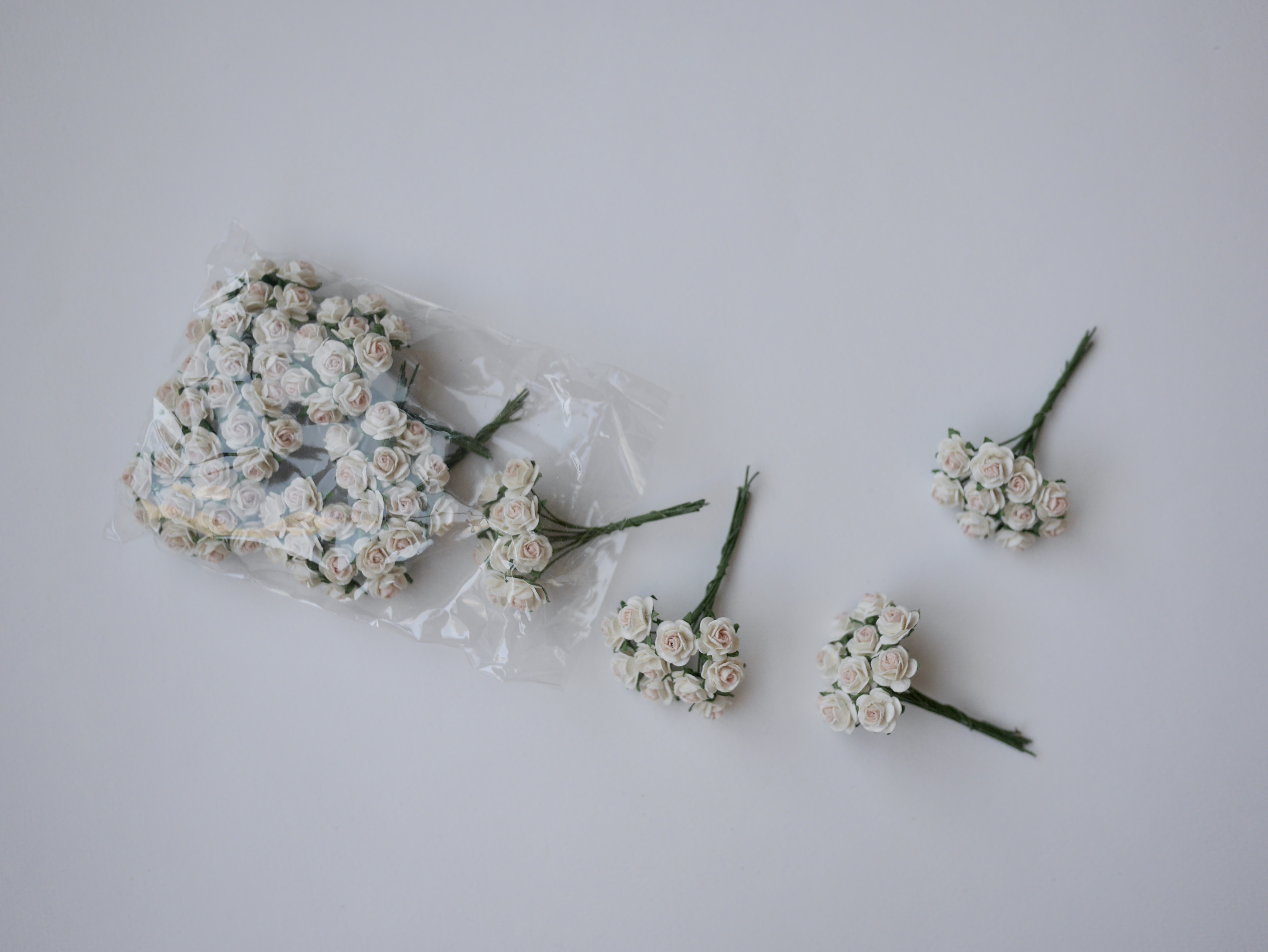 ดอกไม้กระดาษสาสำหรับตกแต่ง ของชำร่วย ดอกกุหลาบกระดาษสา ดอกไม้จิ๋ว สีชมพู ขาว two-tone #921 ขนาด 0.8 cm. จำนวน 100 ดอก/1 ถุง