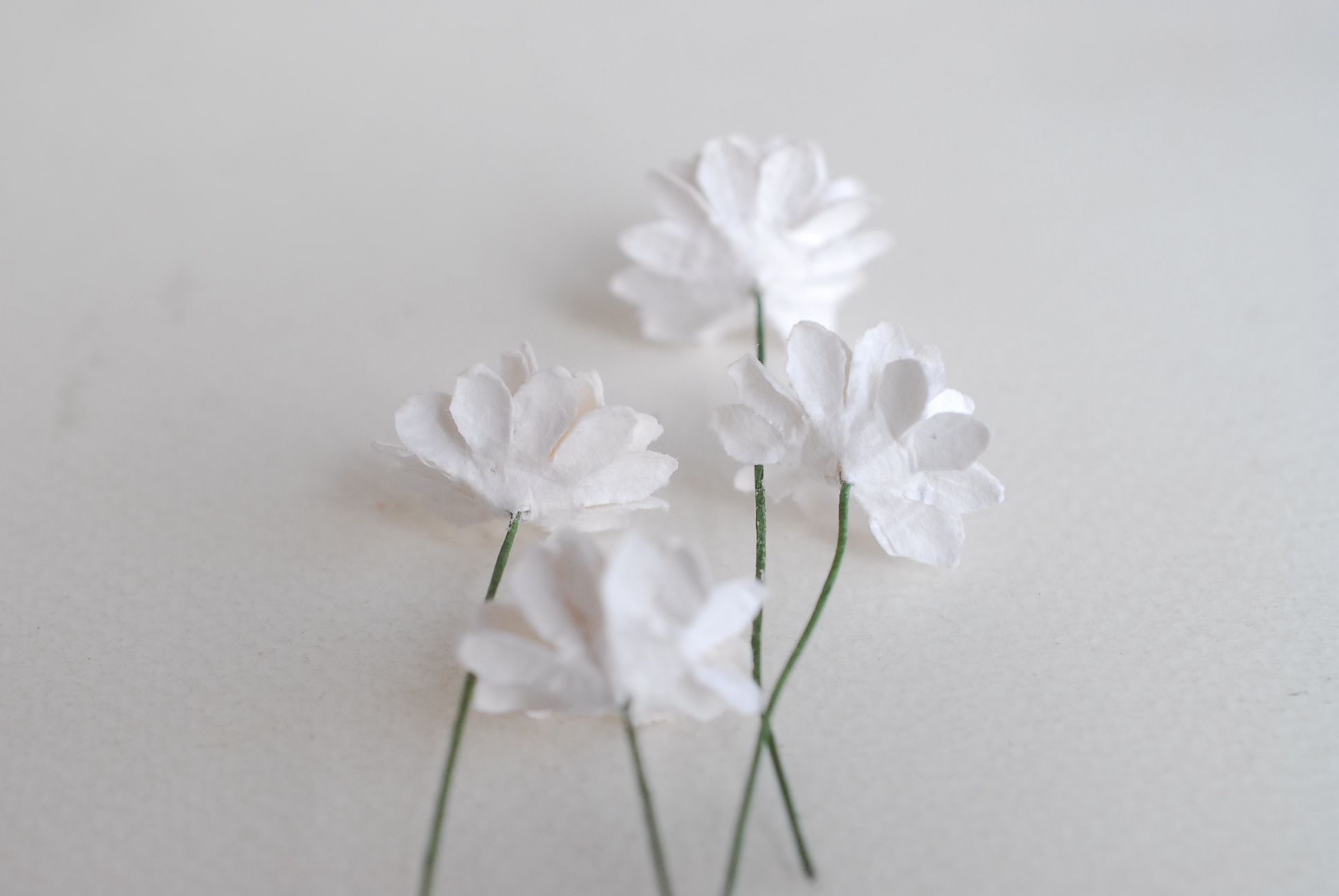 ดอกไม้ประดิษฐ์, ดอกไม้กระดาษสา, ดอก gypsophila, ดอกยิปโซ งานประดิษฐ์ตกแต่งของชำร่วย, ดอกไม้ทำพานพุ่ม,พานพวงมาลัย, พานรับไหว้, ขนาด 2 cm. สีขาว