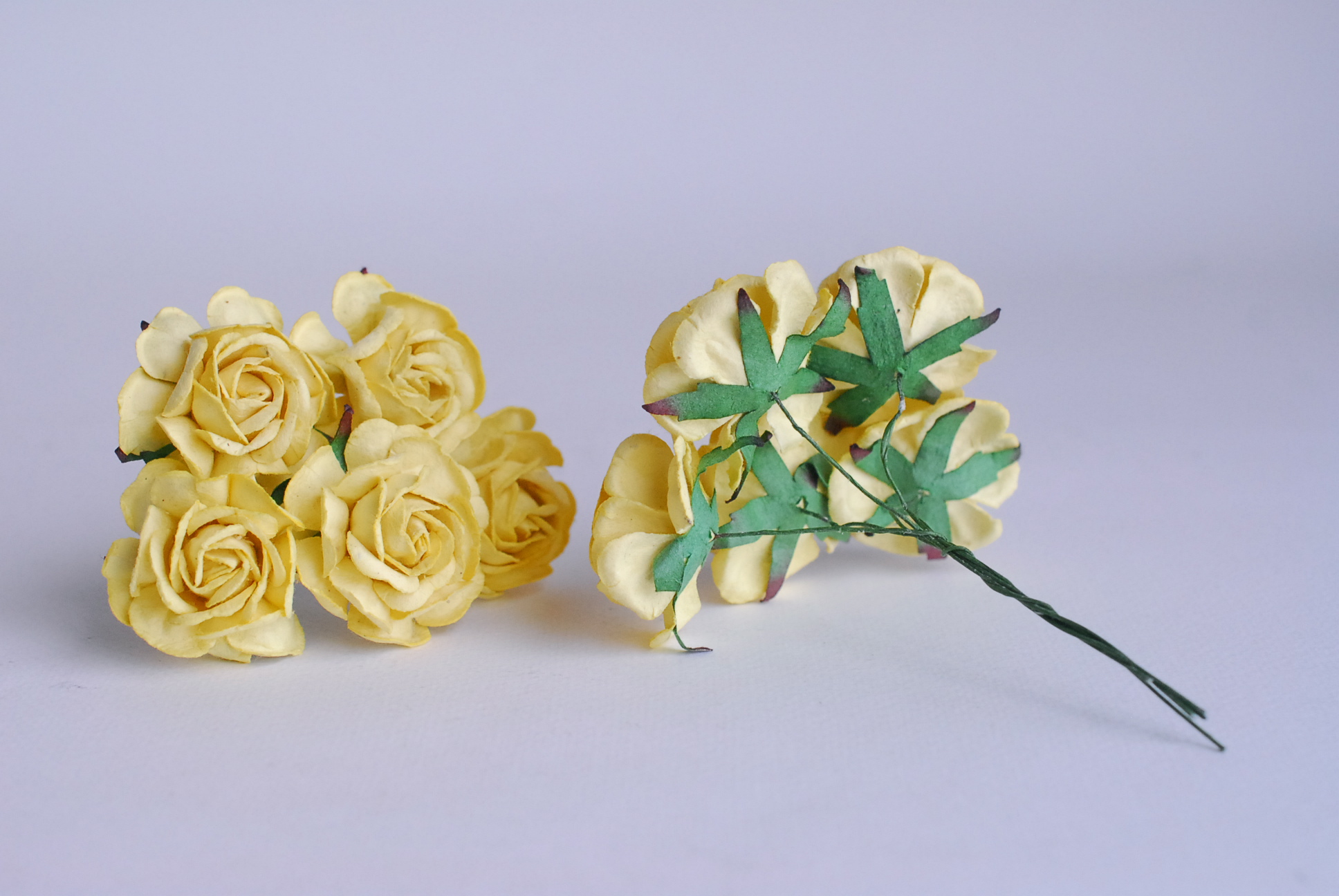 ดอกไม้กระดาษสา ดอกกุหลาบกระดาษสา ดอกไม้กุหลาบ ดอกไม้ประดิษฐ์ สำหรับตกแต่ง หรืองานแต่งงาน สีเหลืองขนาด 3.5 cm. จำนวน 25 ดอก Paper flowers, handmade flowers, small roses paper size 3.5 cm. 25 pieces, yellow color.