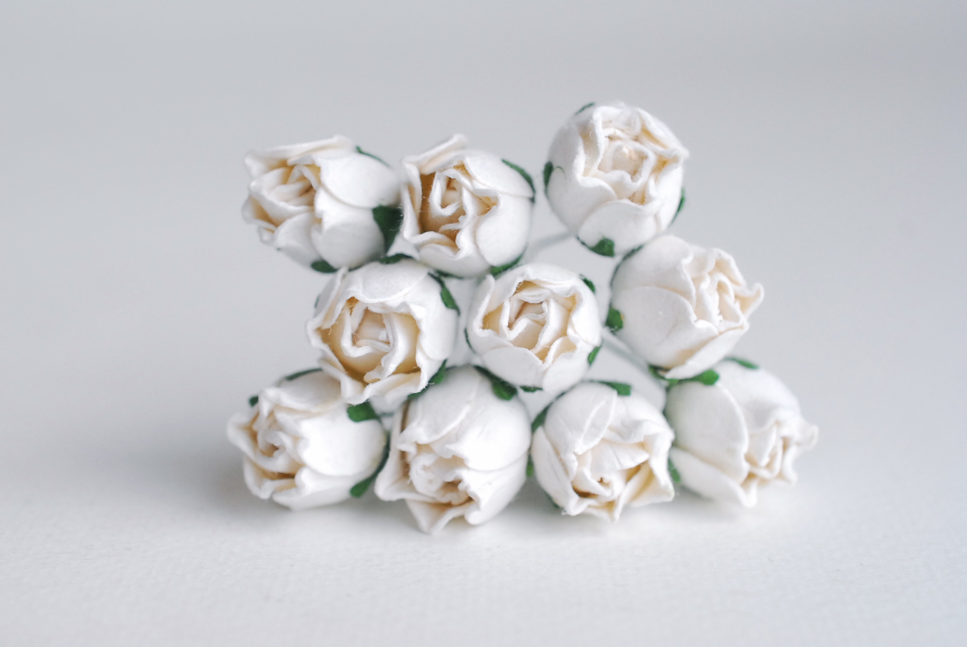 ดอกไม้กระดาษสา ดอกไม้กระดาษสา จตุจักร งานประดิษฐ์ ดอกไม้ทำข้อมือเพื่อนเจ้าสาว แต่งงาน, ดอกกุหลาบตูม 50 ดอก สีขาวcolor ขนาด 1.5 cm. paper flowers, budding roses flower 1.5 cm. 50 pieces.white color.