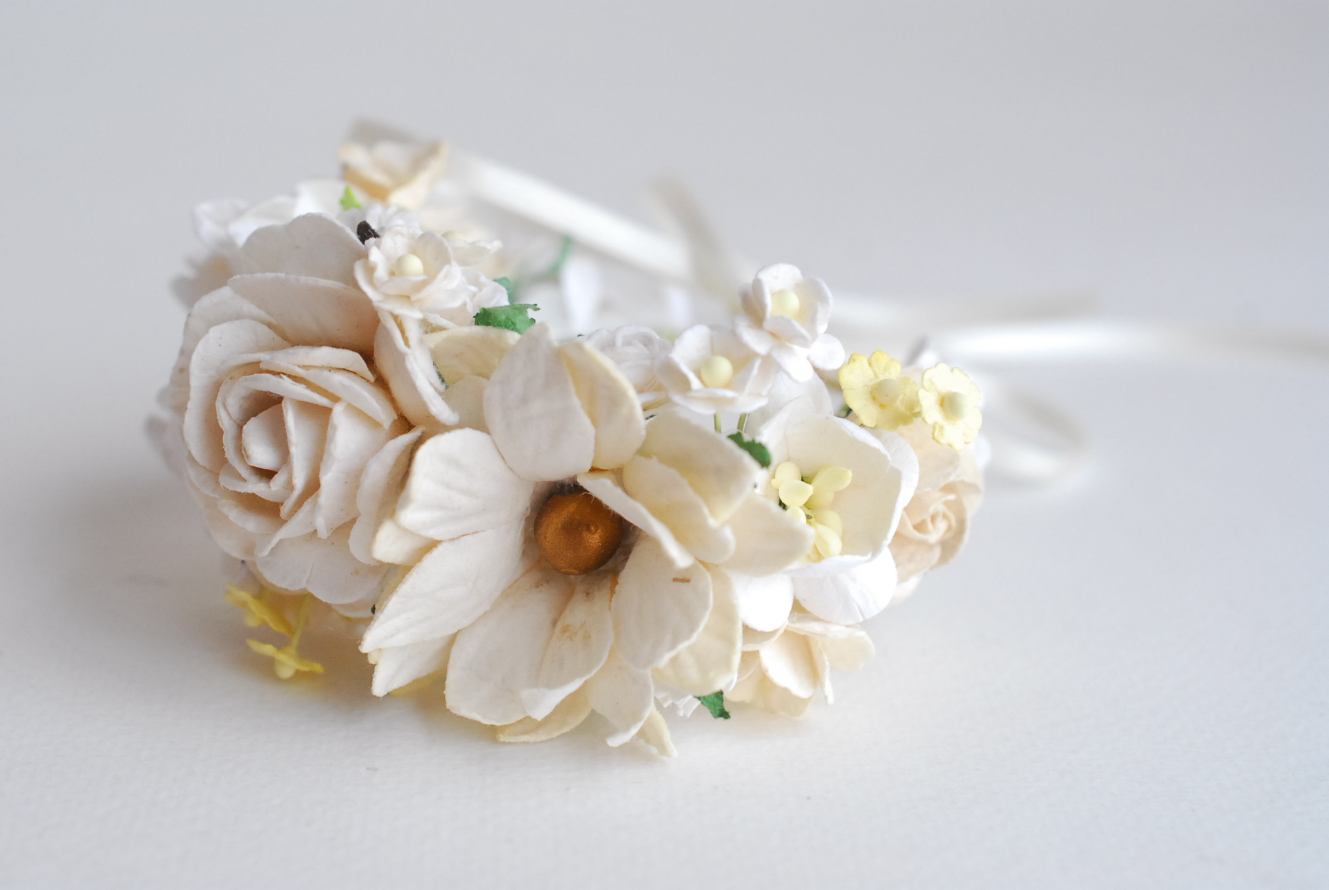 อมือเพื่อนเจ้าสาว งานแต่งงาน งานประดิษฐ์ DIY สีขาว ดอกdaisy เกสรสีทอง ดอกกุหลาบกระดาษสา และดอกไม้กระดาษสาขนาดเล็ก DIY Handmade corsages 1 ชิ้น
