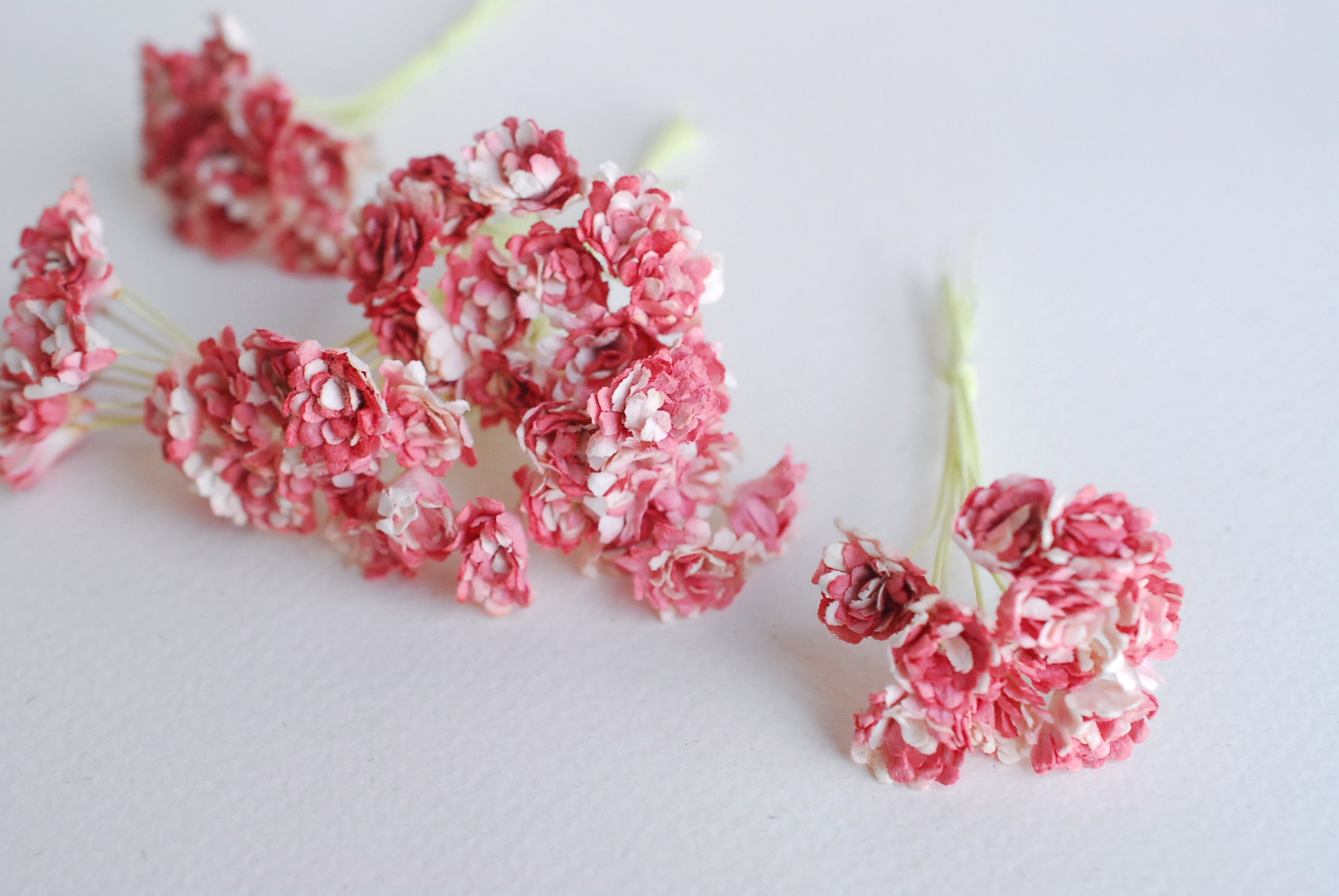 ดอกไม้ประดิษฐ์, ดอกไม้กระดาษสา, ดอก gypsophila, ดอกยิปโซ งานประดิษฐ์ตกแต่งของชำร่วย, ดอกไม้ทำพานพุ่ม, พานรับไหว้, ขนาด 0.4 cm. สีแดงปัดขาว