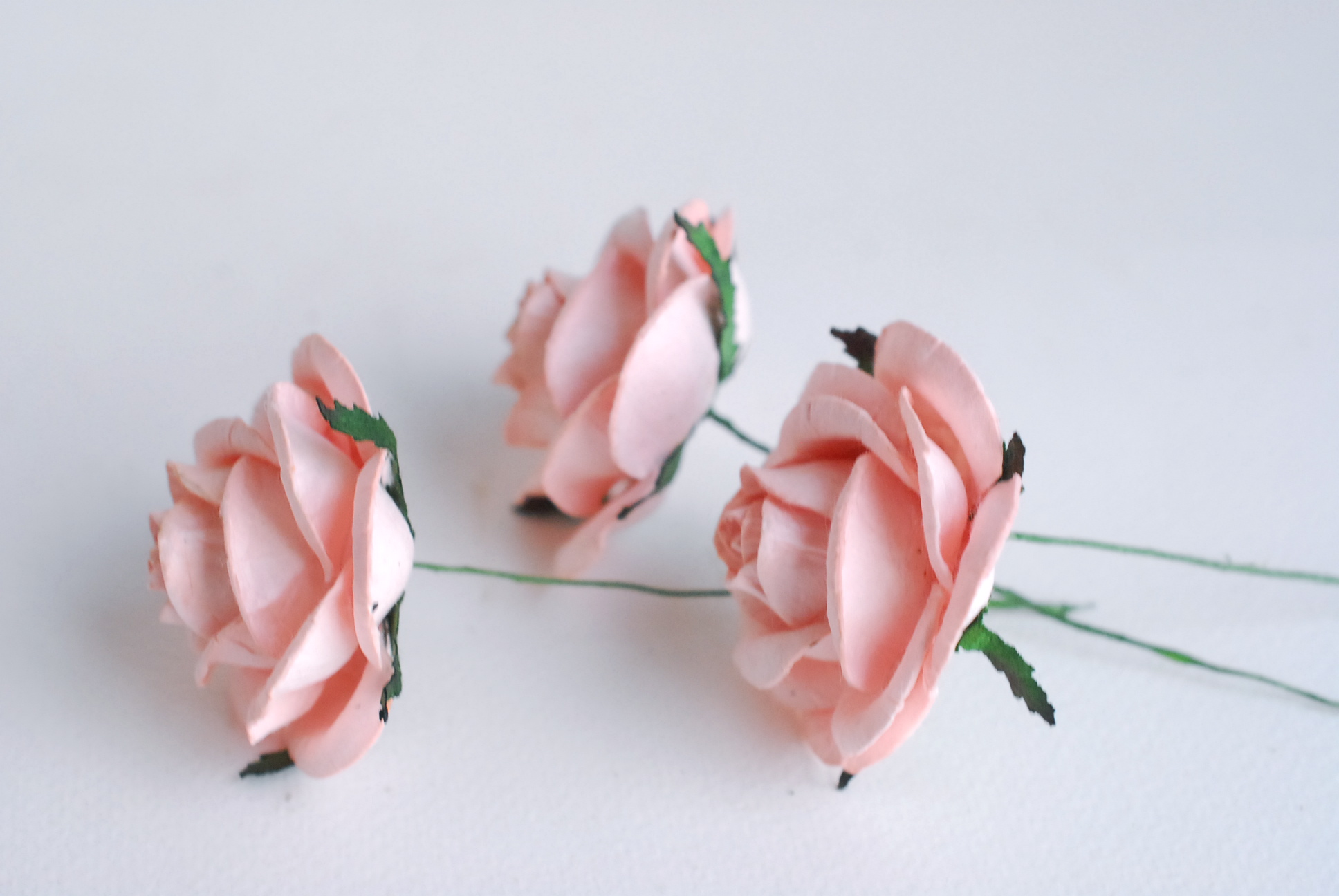 ดอกไม้กระดาษสา ราคาส่ง, ดอกกุหลาบกระดาษสา ดอกไม้ประดิษฐ์ ตกแต่งงานแต่งงาน ขนาด 4.5 cm., สำหรับของชำร่วย, งานแต่งงาน, ดอกไม้ทำข้อมือเจ้าสาว Paper flower,20 Pieces mulberry rose, 4.5 cm. pale pink color.