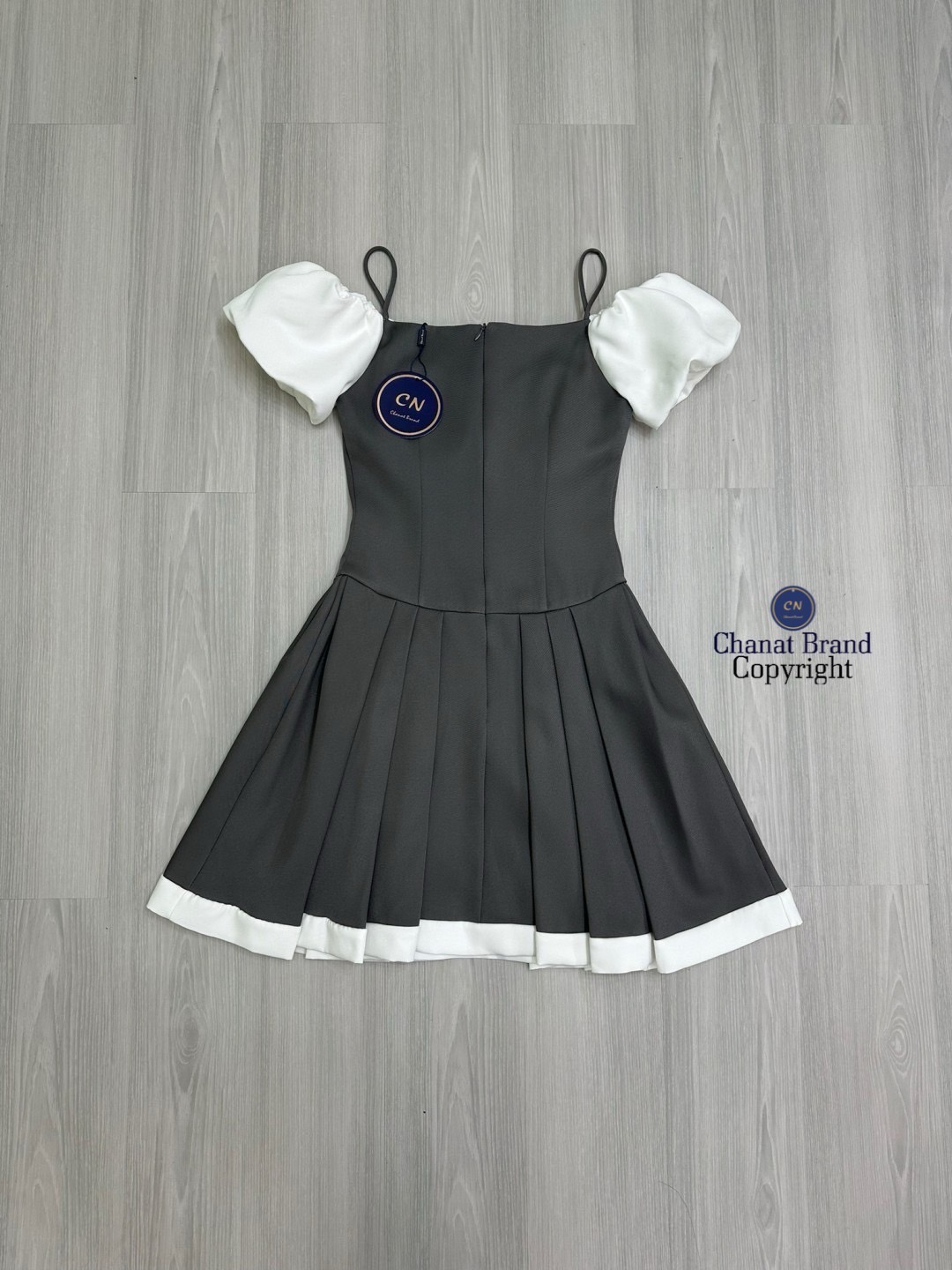 (ป้าย Chanat) มินิเดรสสีเทาสายสปาเกตตี้