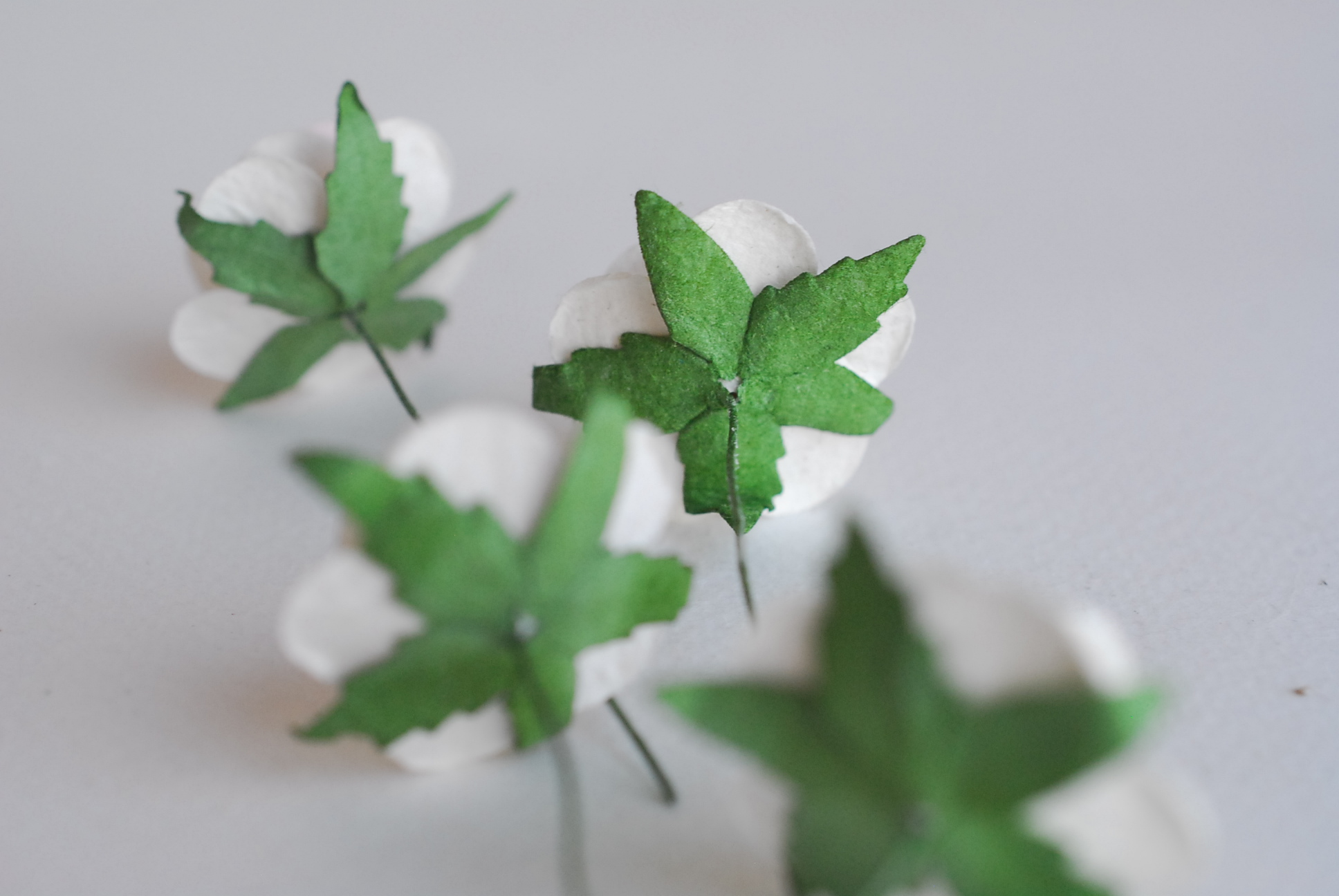 ดอกไม้กระดาษ ดอกไม้กระดาษสา ราคาส่ง,ดอกไม้กุหลาบกระดาษ ดอกกุหลาบกระดาษสา ดอกไม้ประดิษฐ์ สำหรับตกแต่ง หรืองานแต่งงาน สีชมพูขาว 2 tone ขนาด 2.5 cm. จำนวน 50 ดอก