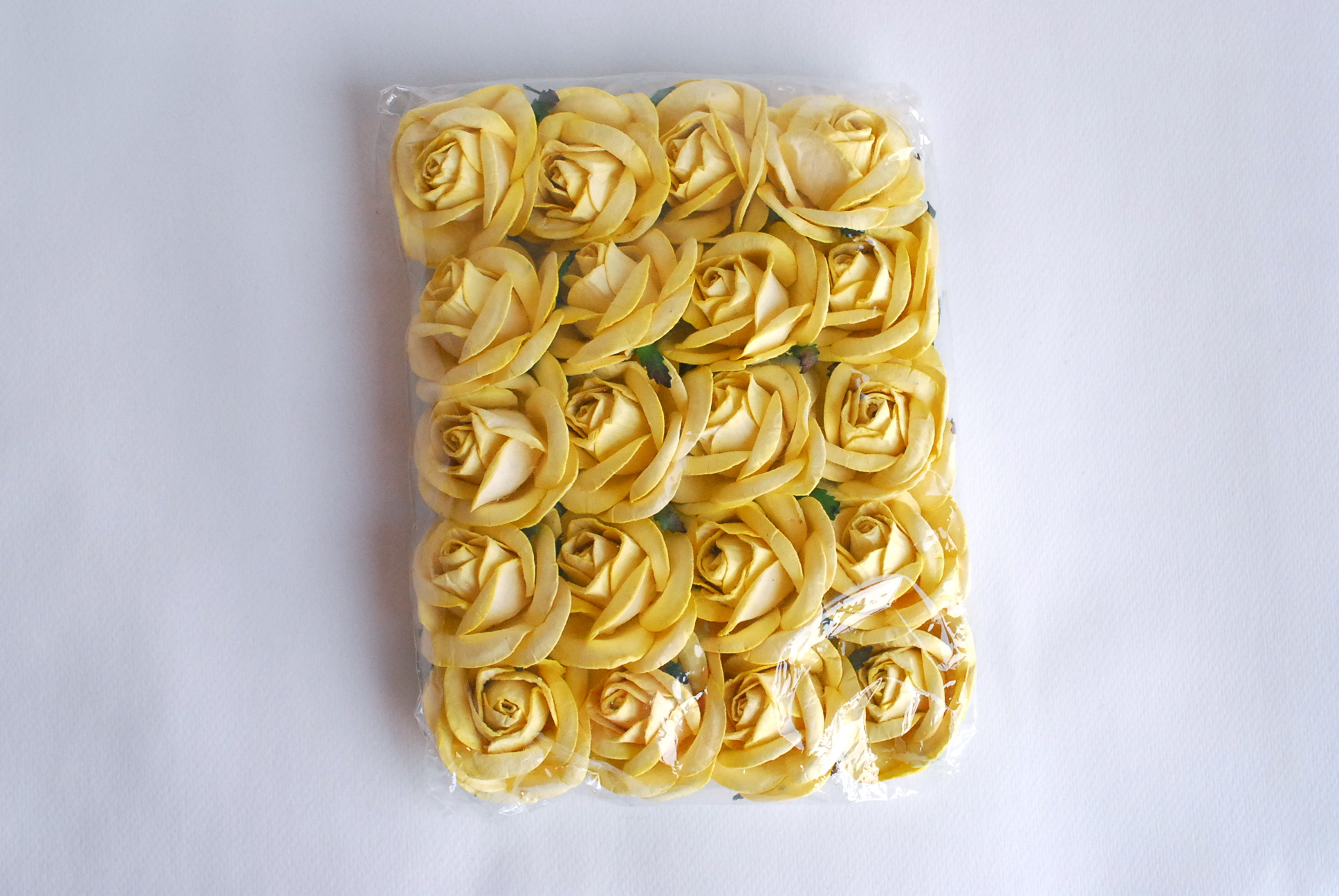 ดอกไม้กระดาษสา ดอกไม้กุหลาบกระดาษ ดอกไม้ประดิษฐ์ งานแต่งงาน ตกแต่งของชำร่วย, งานแต่งงาน สีเหลืองอ่อน ขนา่ด 4.5 cm., Paper flower,20 Pieces mulberry rose, 4.5 cm. light yellow color.