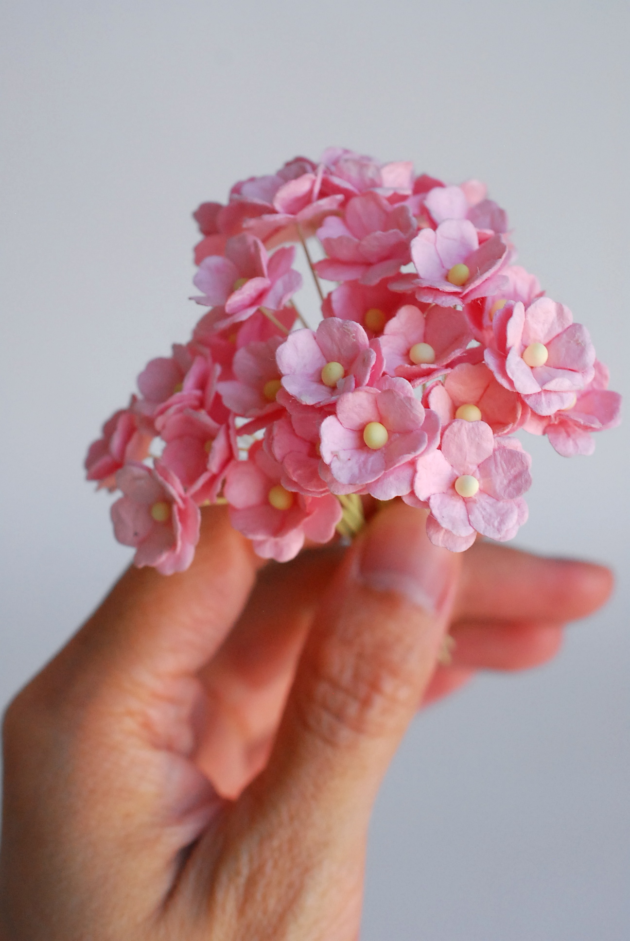 ดอกไม้กระดาษสา ดอกไฮเดรนเยียกระดาษสา ราคาส่ง ดอกไม้ประดิษฐ์ ตกแต่งงานแต่งงาน ประดิษฐ์ข้อมือเพื่อนเจ้าสาว ขนา่ด 1.5 cm., สำหรับของชำร่วย, งานแต่งงาน, ดอกไม้ทำข้อมือเจ้าสาว สีพีช จำนวน 100 ดอก Paper flower,100 Pieces mulberry hydenyia, peach medium color.