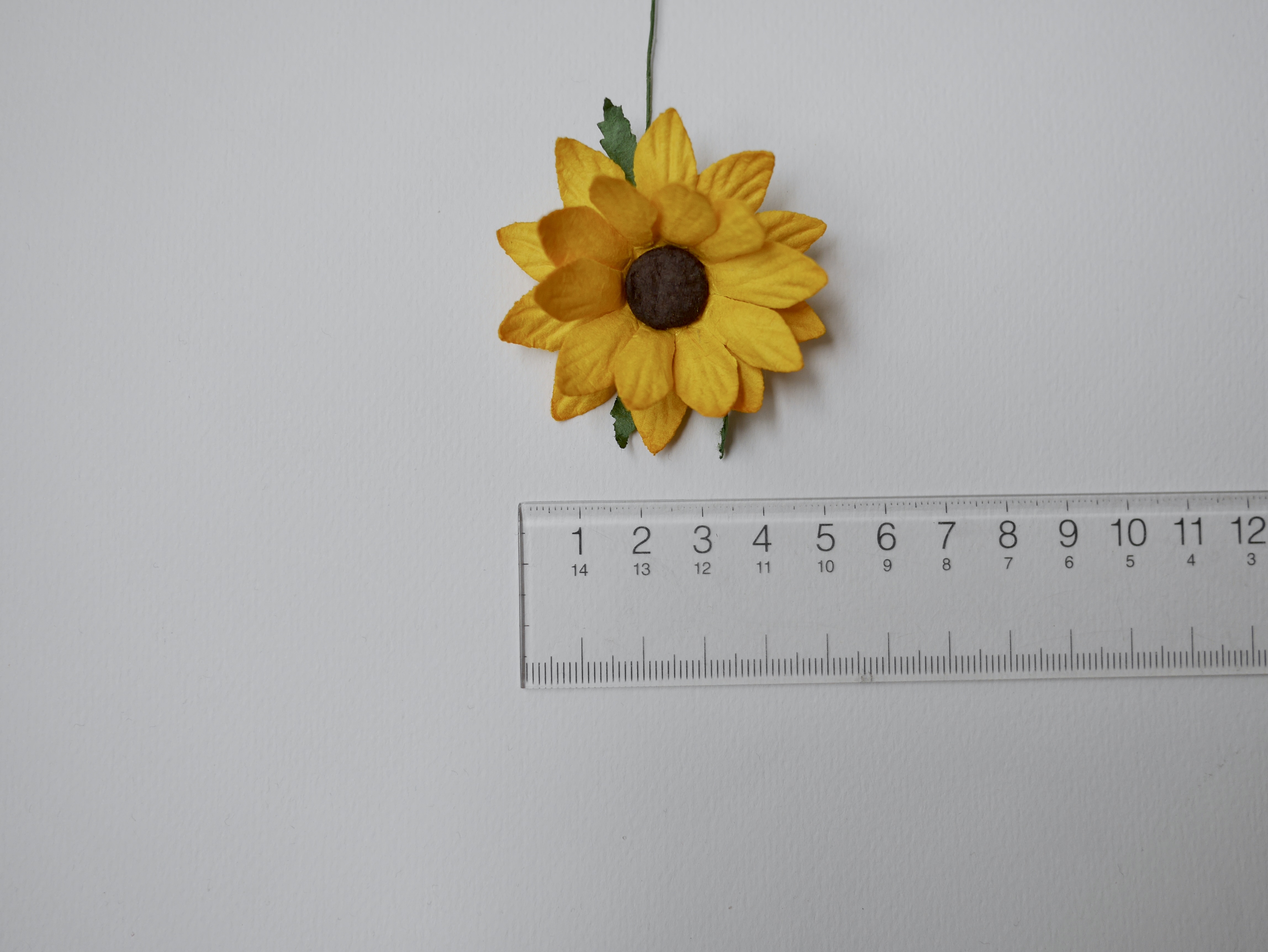 ดอกไม้กระดาษสา ดอกไม้ประดิษฐ์จากกระดาษสา ดอกเดซี่ เกสรสีทอง ดอกไม้กระดาษสาขายส่ง ดอกไม้ประดิษฐ์ ดอกไม้ทำข้อมือเพื่อนเจ้าสาว ดอก daisy ขนาด 5cm. จำนวน 25 ดอก สีเหลือง Paper Flower, 25 Daisy Flowers, yellow color, size 6 cm., brown pollen.