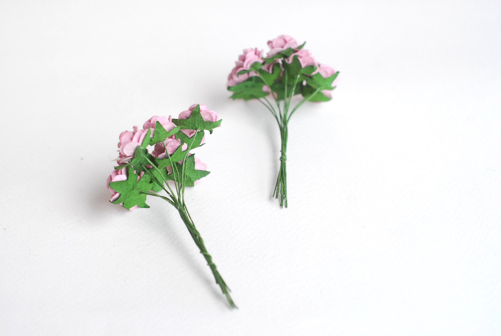 ดอกไม้กุหลาบกระดาษ ดอกไม้กระดาษสา, ดอกกุหลาบจิ๋ว, ดอกไม้กระดาษสาขายส่ง สีชมพูม่วง ขนาด 1.5 cm. จำนวน 100 ดอก Paper Flowers size 1.5 cm., mini roses pink purple color, 100 pcs.