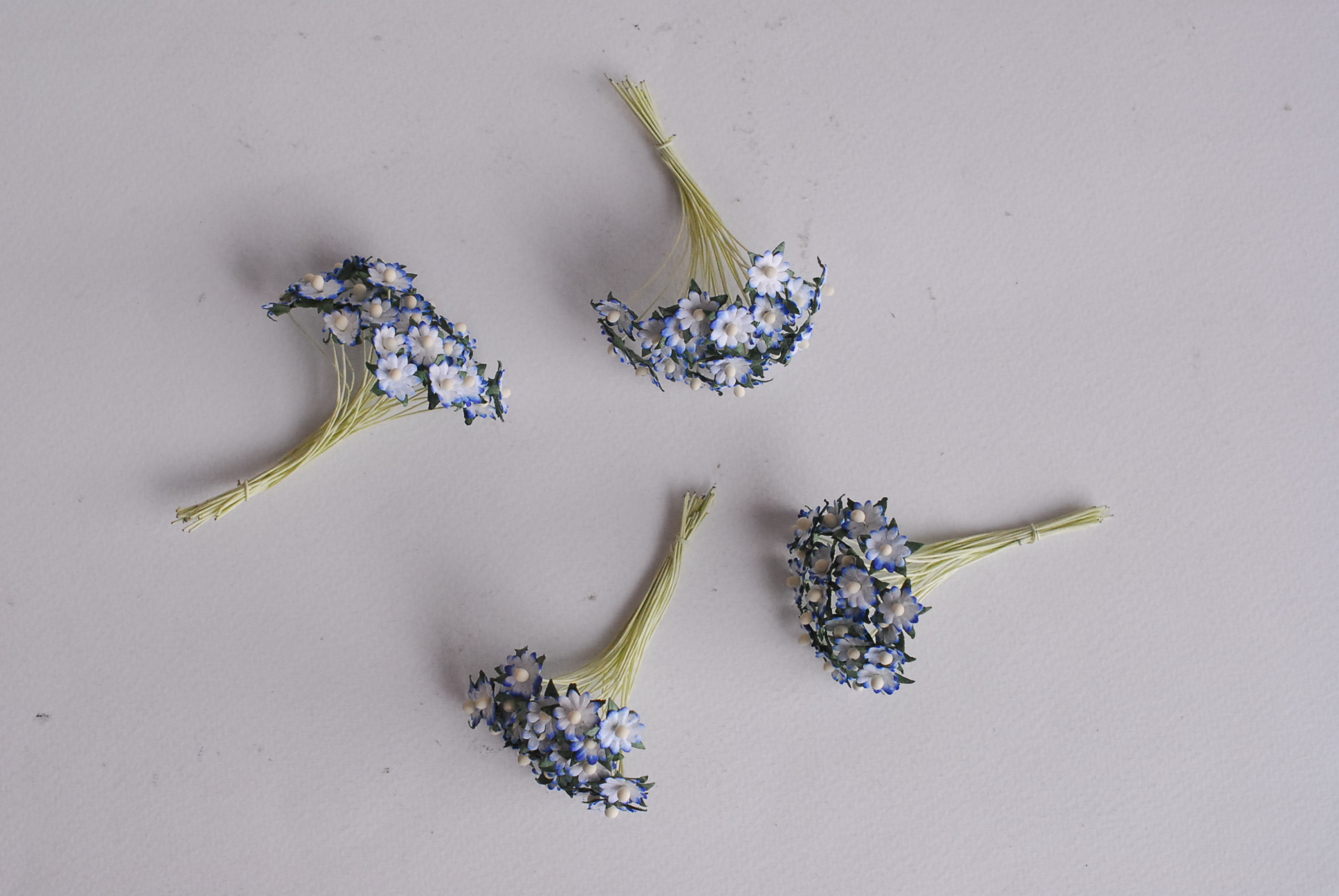 ดอกไม้กระดาษสา ดอกไม้กระดาษสาราคาส่ง ดอกไม้กระดาษสำหรับตกแต่ง งานแต่งงาน หรือติดของชำร่วย ดอกเดซี่ 100 ดอก ขนาด 0.8 cm. สีน้ำเงินปัดขาว Small Paper Flower with stem, 100 pcs., size 0.8 cm., daisy flowers 2 layers, blue brush white color.