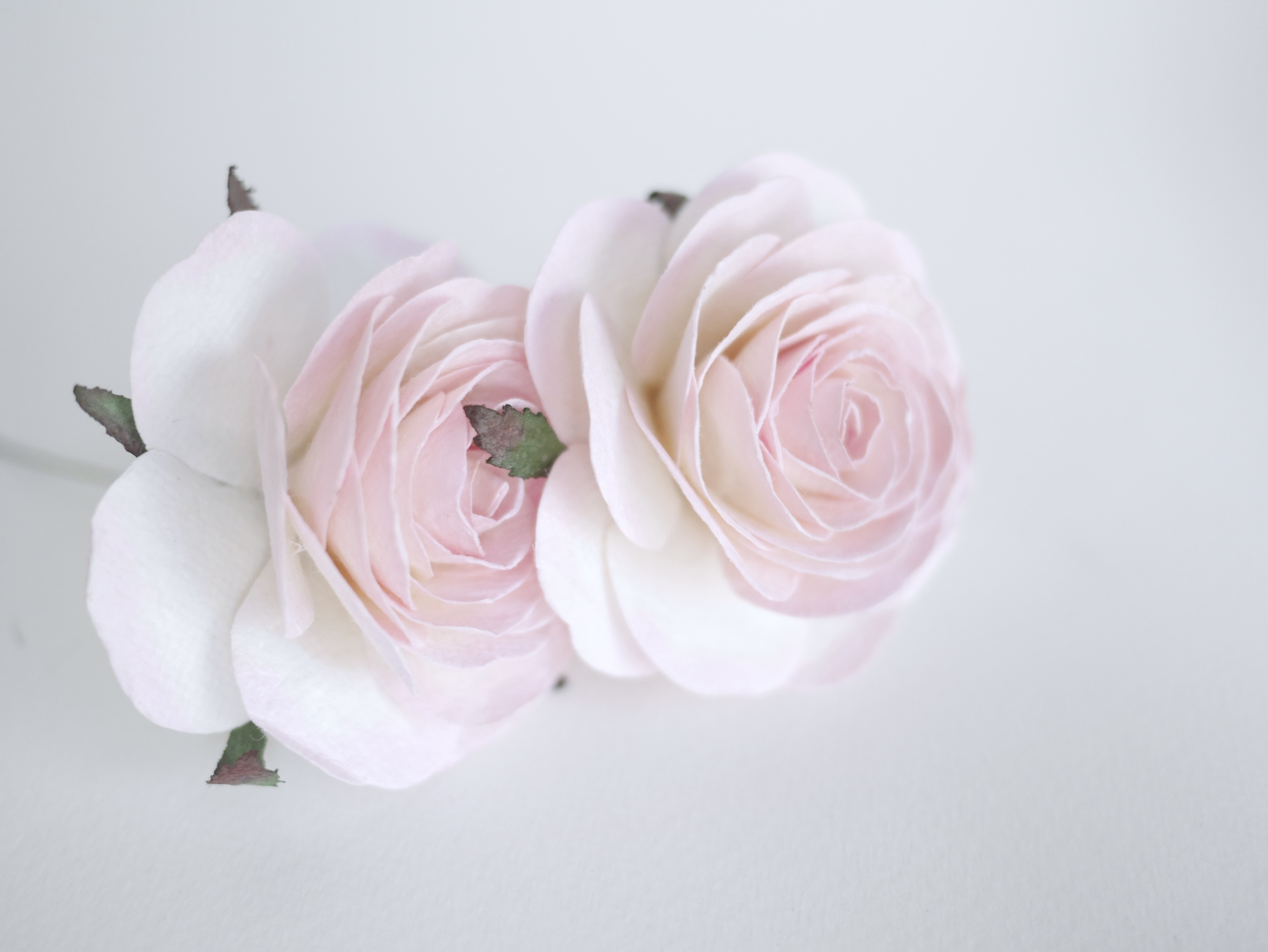 ดอกไม้กระดาษสา ดอกไม้กุหลาบกระดาษ ดอกกุหลาบกระดาษ ขนาด 6.5 cm.,จำนวน 10 ดอก, สำหรับของชำร่วย, งานแต่งงาน, สีชมพูอ่อนปัดขาว Paper flower, 10 Pieces mulberry rose, 6.5 cm. soft pink brush white color