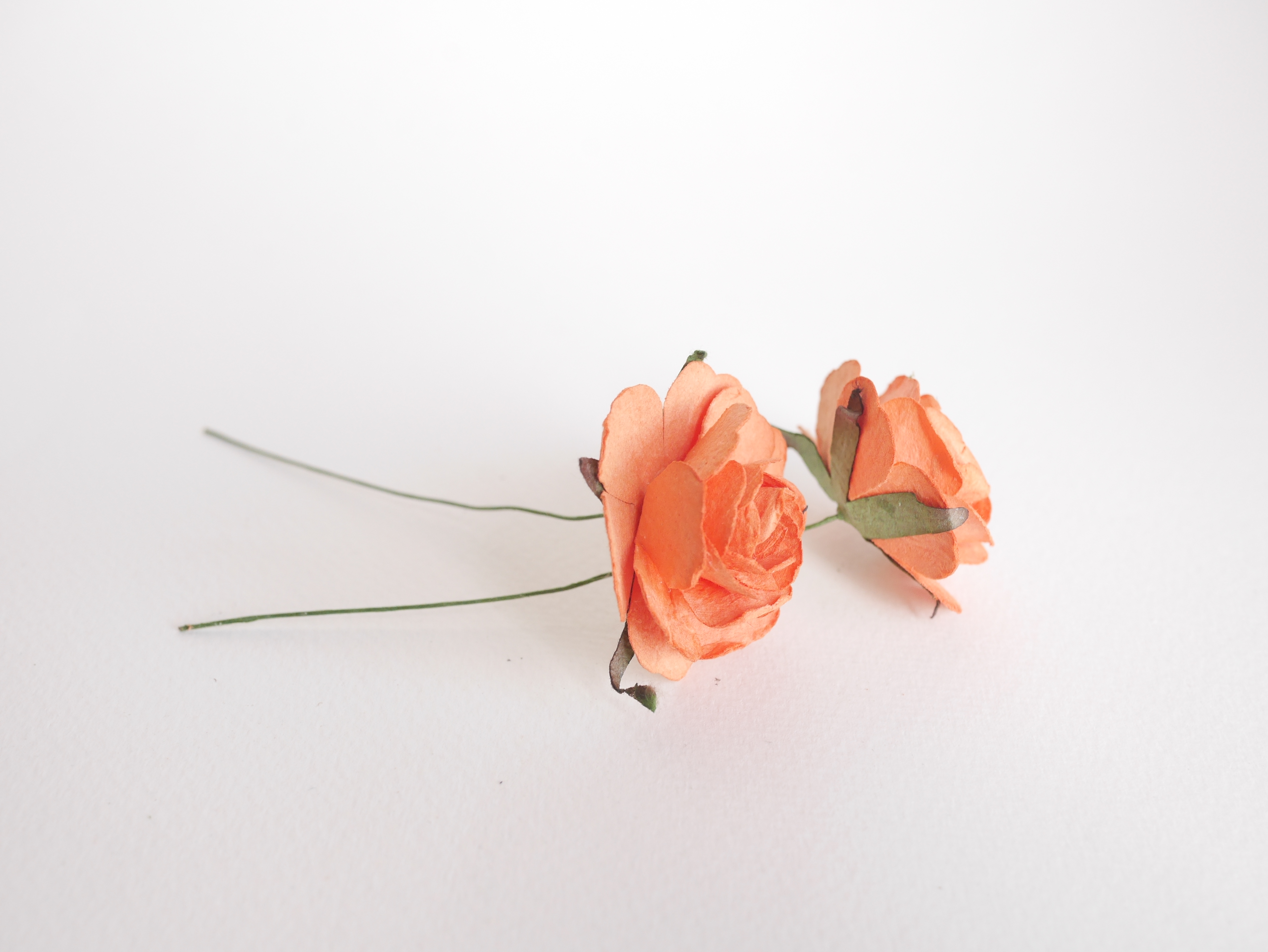 ดอกไม้กระดาษสา ราคาส่ง, ดอกกุหลาบกระดาษสา ดอกไม้ประดิษฐ์ สำหรับตกแต่ง หรืองานแต่งงาน สีส้มอิฐ ขนาด 3.5 cm. จำนวน 25ดอก Paper flowers, handmade flowers, small roses paper size 3.5 cm. 25 pieces, dark orange color.