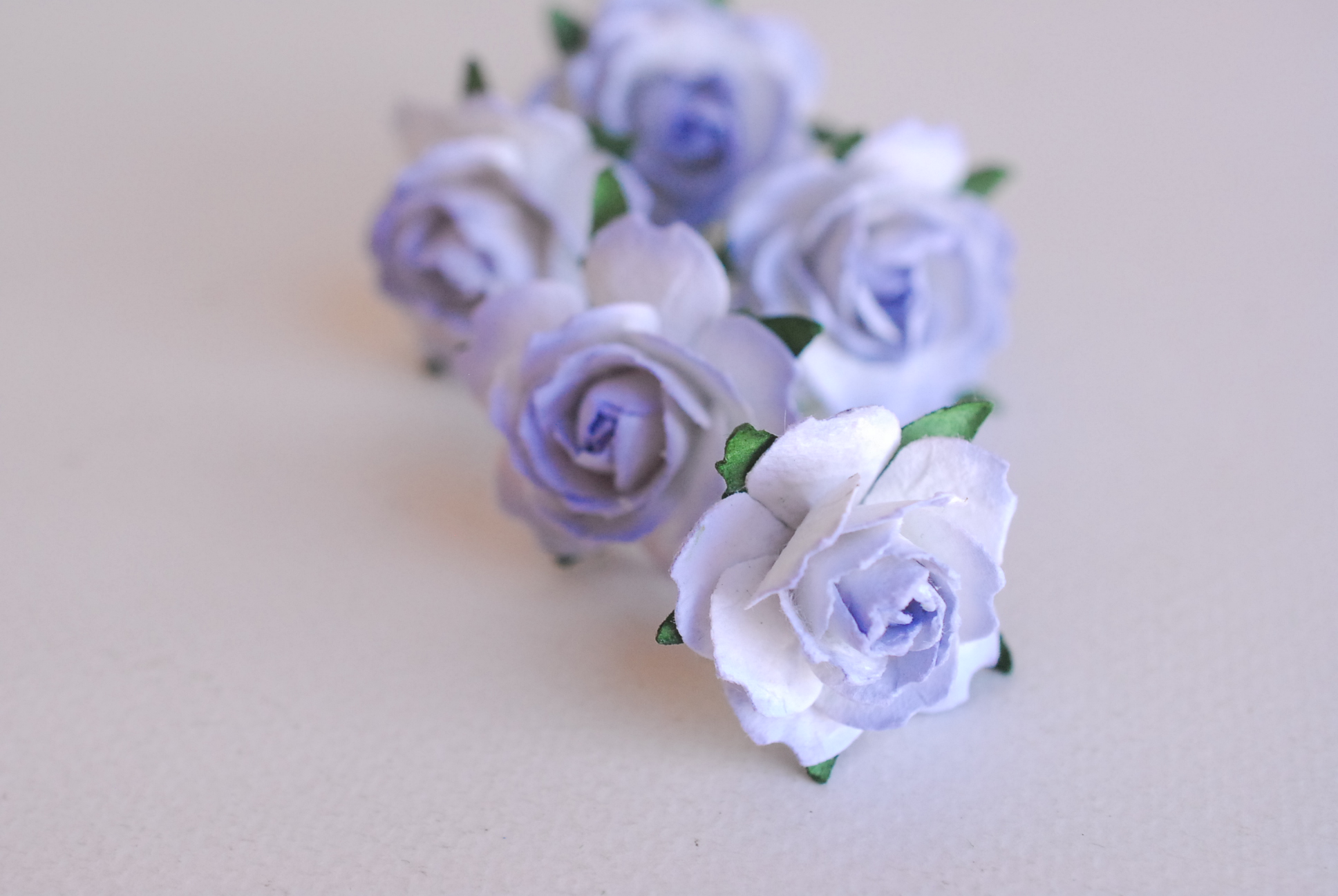 ดอกไม้กระดาษสา ดอกกุหลาบกระดาษ ดอกไม้กุหลาบกระดาษ ราคาส่ง, ดอกกุหลาบกระดาษสา ดอกไม้ประดิษฐ์ สำหรับตกแต่ง หรืองานแต่งงาน สีฟ้าตุ่นปัด กลีบหยัก ขนาด 2.5 cm. จำนวน 50 ดอก paper flowers supplies DIY wedding flowers, mini roses paper size 2.5 cm. pale blue ิbr