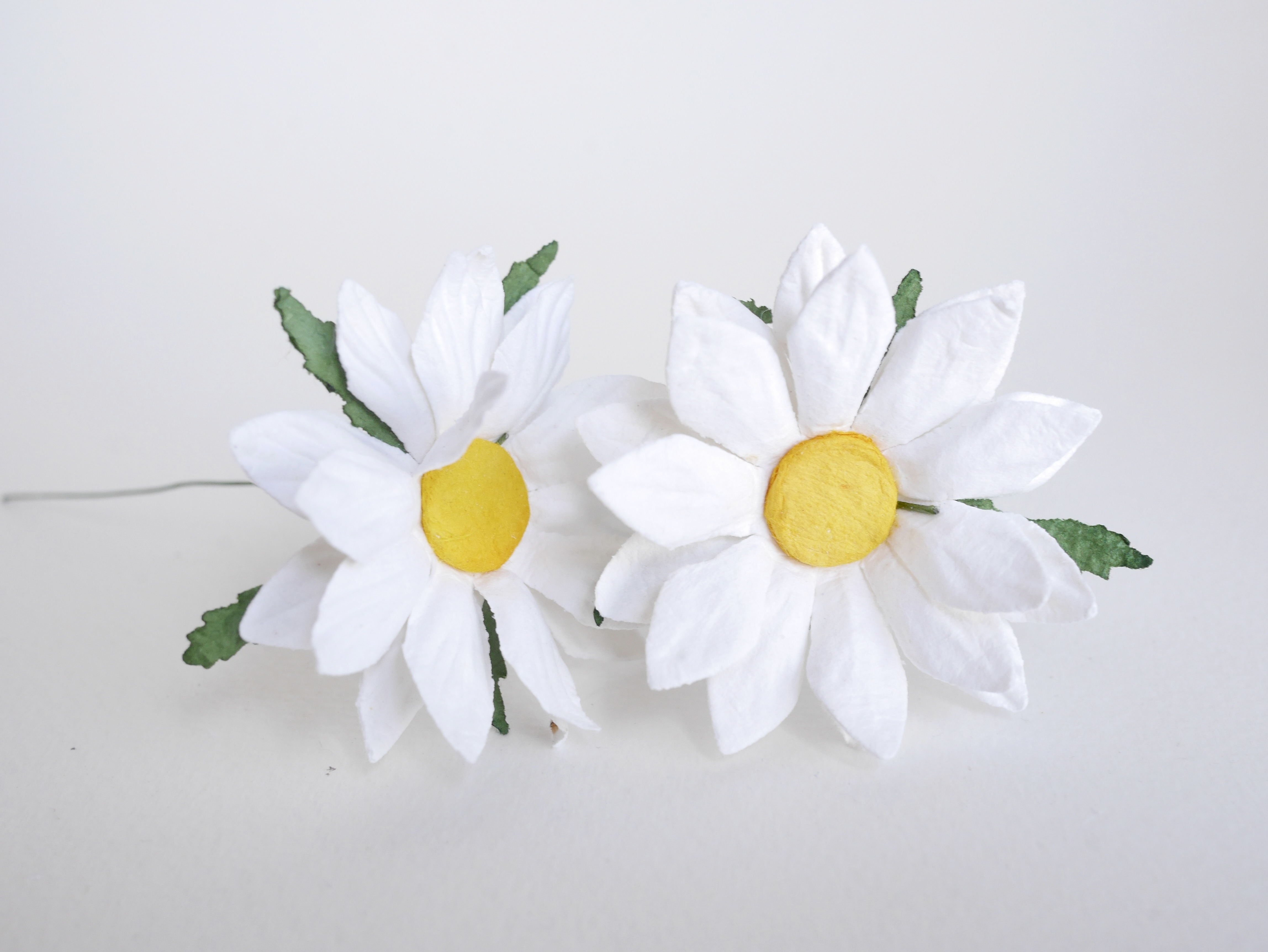ดอกไม้กระดาษสา ดอกไม้ประดิษฐ์จากกระดาษสา ดอกเดซี่ เกสรสีทอง ดอกไม้กระดาษสาขายส่ง ดอกไม้ประดิษฐ์ ดอกไม้ทำข้อมือเพื่อนเจ้าสาว ดอก daisy ขนาด 5cm. จำนวน 25 ดอก สีขาว Paper Flower, 25 Daisy Flowers, white color, size 6 cm., yellow pollen.