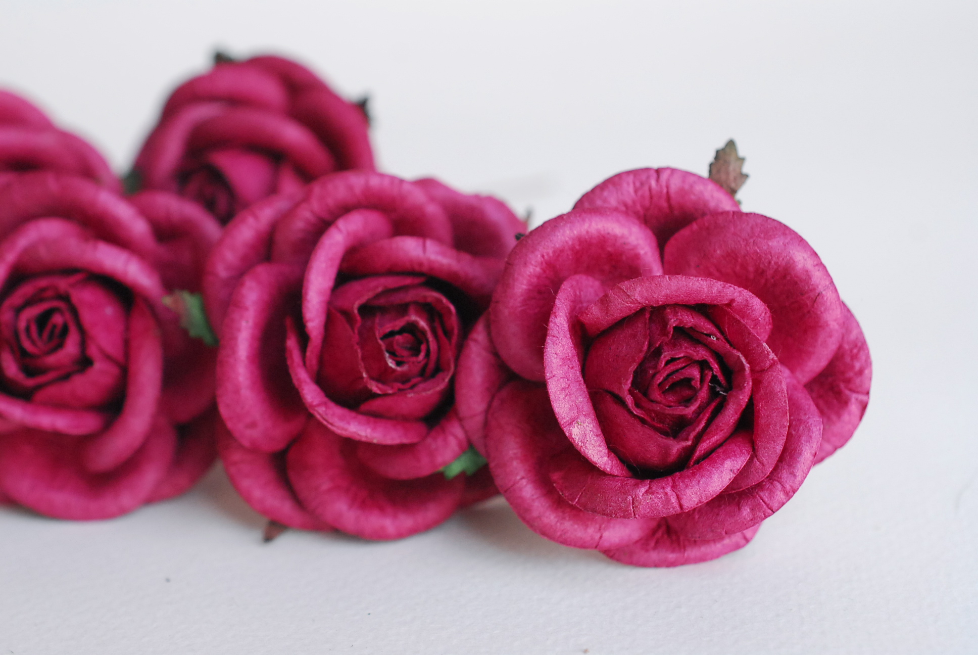 ดอกไม้กระดาษ ดอกไม้กระดาษสา ดอกกุหลาบกระดาษสา ราคาส่ง ดอกุหลาบสีแดงไวน์ ขนาด4.5 cm. จำนวน 20 ดอก Paper flower, DIY wedding supplies:20 Pieces mulberry rose, 4.5 cm. red wine color.