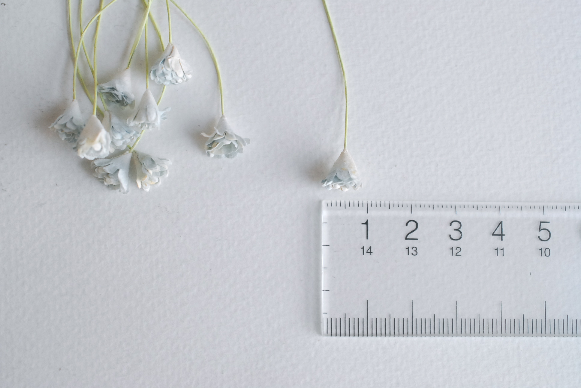 ดอกไม้ประดิษฐ์, ดอกไม้กระดาษสา, ดอก gypsophila, ดอกยิปโซ งานประดิษฐ์ตกแต่งของชำร่วย, ดอกไม้ทำพานพุ่ม, พานรับไหว้, ขนาด 1 cm. สีฟ้าตุ่นปัด