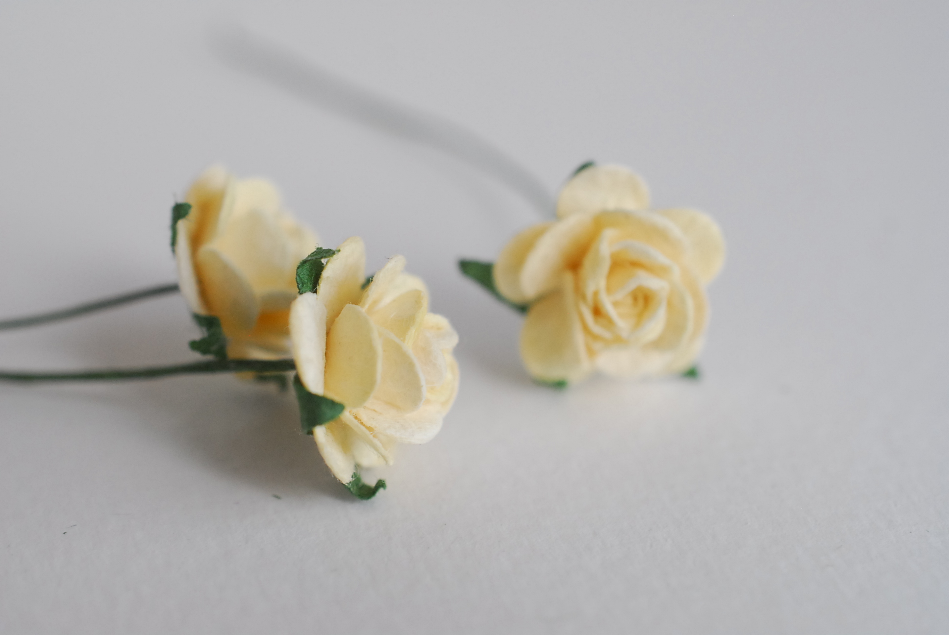 ดอกไม้กุหลาบกระดาษสา, ดอกกุหลาบจิ๋ว, ดอกไม้กระดาษสาขายส่ง สีเหลืองอ่อน ขนาด 1.5 cm. จำนวน 100 ดอก Paper Flowers size 1.5 cm., mini roses pale yellow color, 100 pcs. handmade flowers.