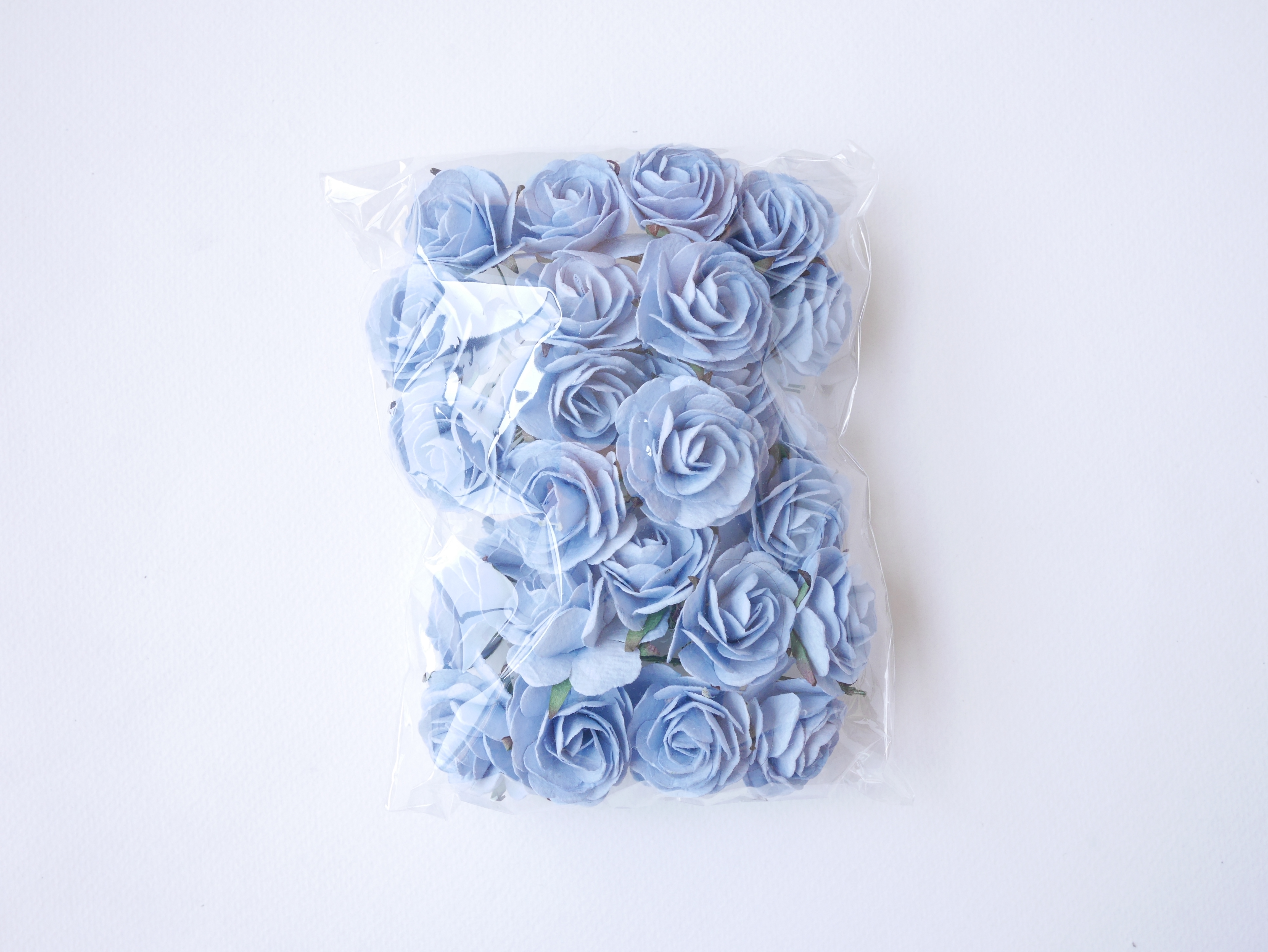 ดอกไม้กระดาษสา ราคาส่ง, ดอกกุหลาบกระดาษสา ดอกไม้ประดิษฐ์ สำหรับตกแต่ง หรืองานแต่งงาน สีฟ้าตุ่นขนาด 3.5 cm. กลีบไม่อัดลาย จำนวน 25 ดอก Paper flowers, handmade flowers, small roses paper size 3.5 cm. 25 pieces, pale blue color.