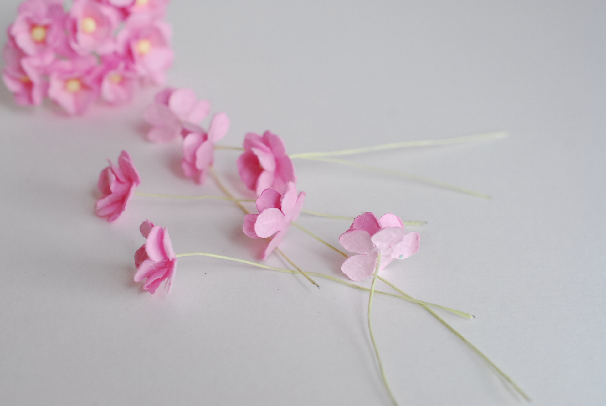 ดอกไม้กระดาษสา ราคาส่ง, ดอกไฮเดรนเยียกระดาษสา ดอกไม้ประดิษฐ์ ตกแต่งงานแต่งงาน ประดิษฐ์ข้อมือเพื่อนเจ้าสาว ขนาด 1.5 cm., สำหรับของชำร่วย, งานแต่งงาน, ดอกไม้ทำข้อมือเจ้าสาว สีชมพู จำนวน 100 ดอก Paper flower,100 Pieces mulberry hydenyia, pink color.