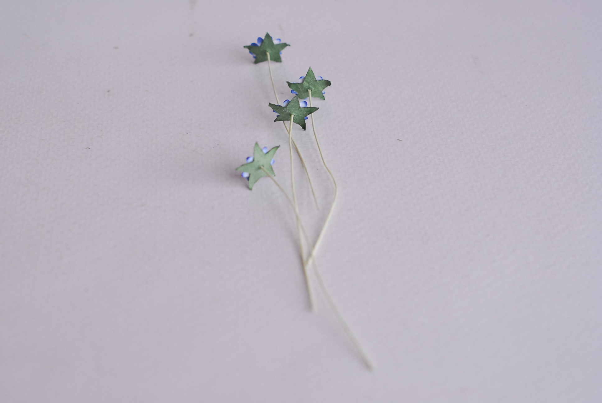 ดอกไม้กระดาษสา ดอกไม้กระดาษสาราคาส่ง ดอกไม้กระดาษสำหรับตกแต่ง งานแต่งงาน หรือติดของชำร่วย ดอกเดซี่ 100 ดอก ขนาด 0.8 cm. สีน้ำเงินปัดขาว Small Paper Flower with stem, 100 pcs., size 0.8 cm., daisy flowers 2 layers, blue brush white color.