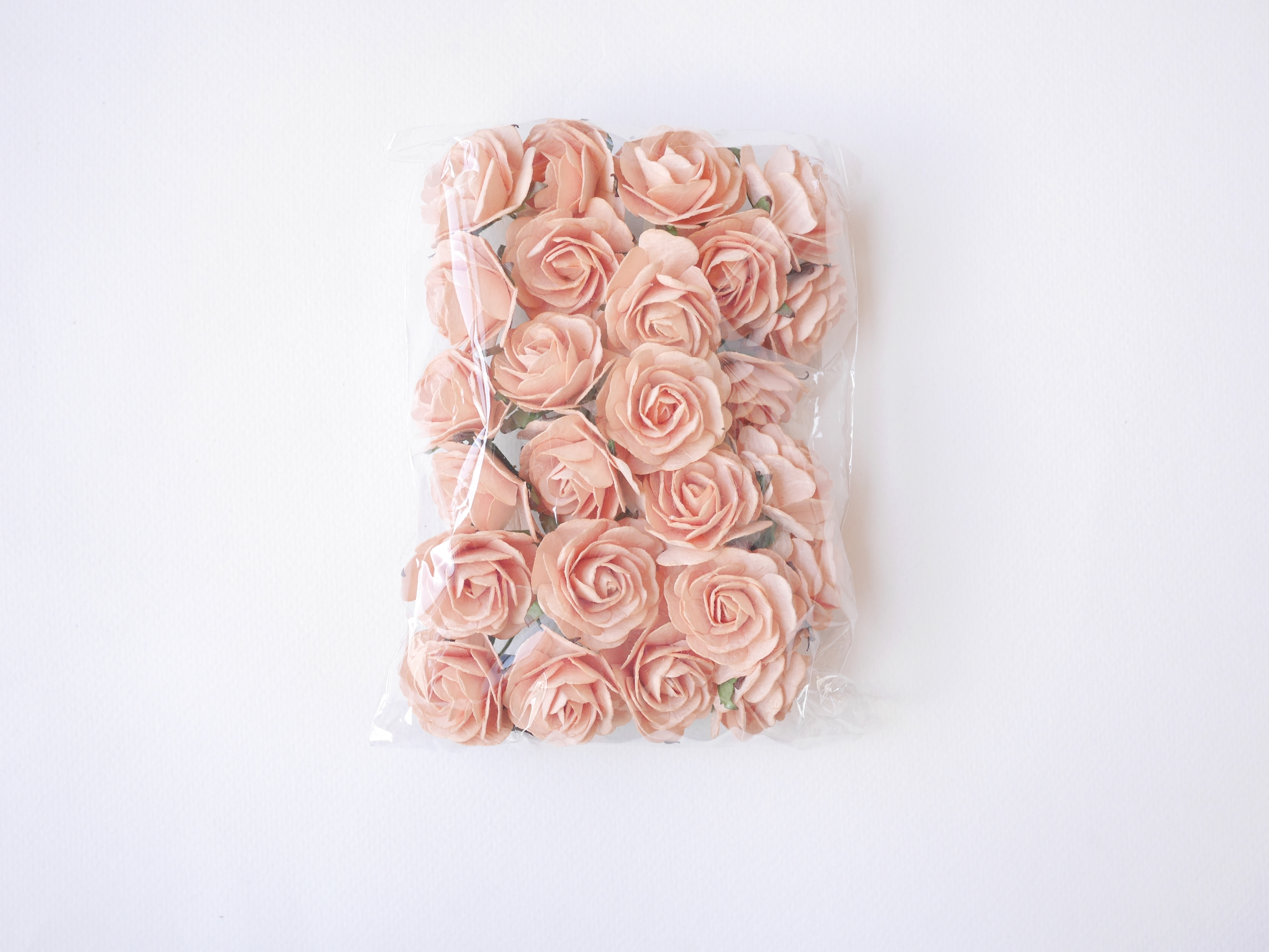 ดอกไม้กระดาษสา ราคาส่ง, ดอกกุหลาบกระดาษสา ดอกไม้ประดิษฐ์ สำหรับตกแต่ง หรืองานแต่งงาน สีพีช ขนาด 3.5 cm. จำนวน 25 ดอก Paper flowers, handmade flowers, small roses paper size 3.5 cm. 25 pieces, peach color.