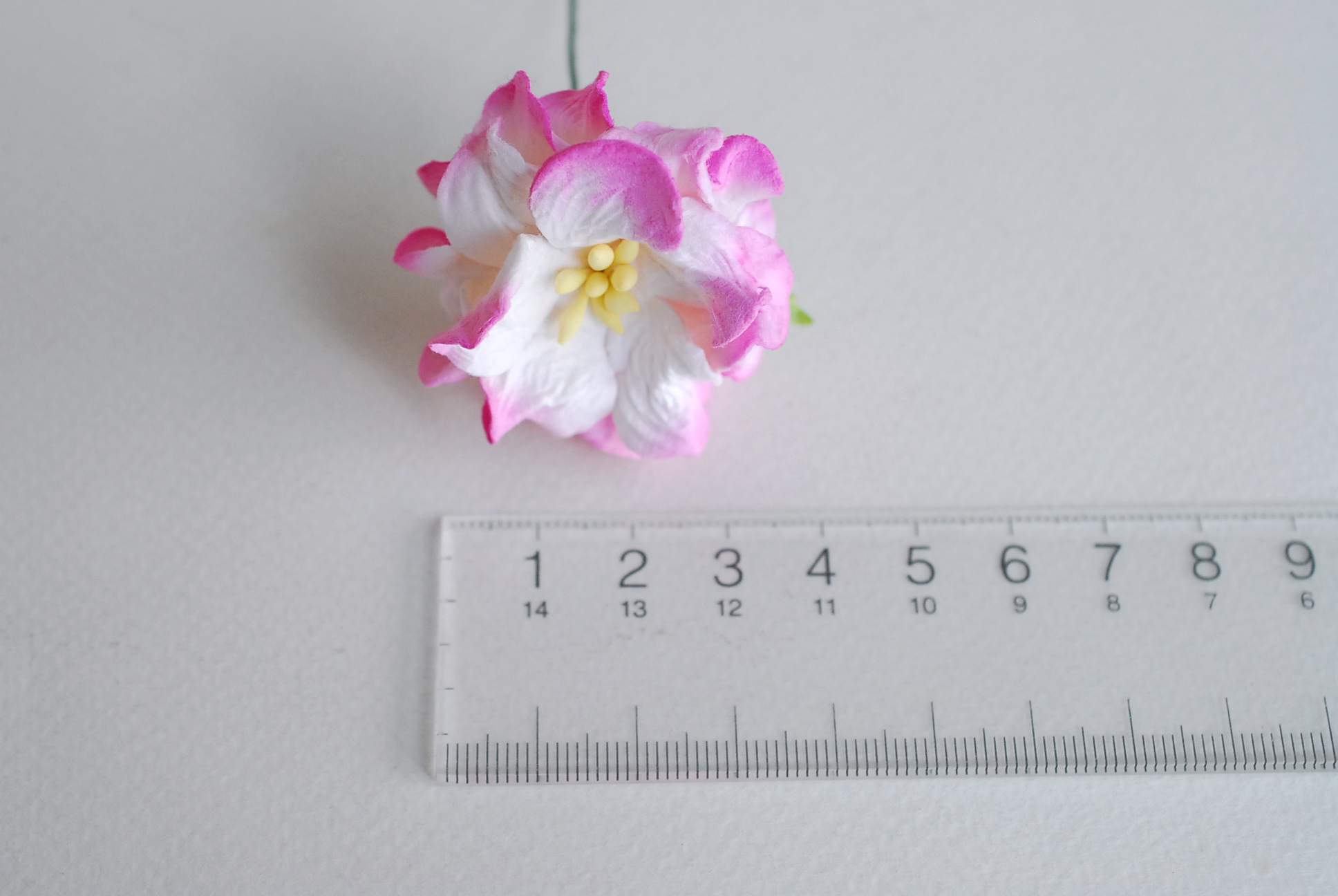 ดอกไม้กระดาษสา ราคาส่ง, ดอกการเดนเนียกระดาษสา ดอกไม้ประดิษฐ์ ตกแต่งงานแต่งงาน ประดิษฐ์ข้อมือเพื่อนเจ้าสาว ขนา่ด 3.5 cm., สำหรับของชำร่วย, งานแต่งงาน, ดอกไม้ทำข้อมือเจ้าสาว สีชมพูัดขาว จำนวน 25 ดอก Paper flower,25 Pieces mulberry gardenia flowers supplies